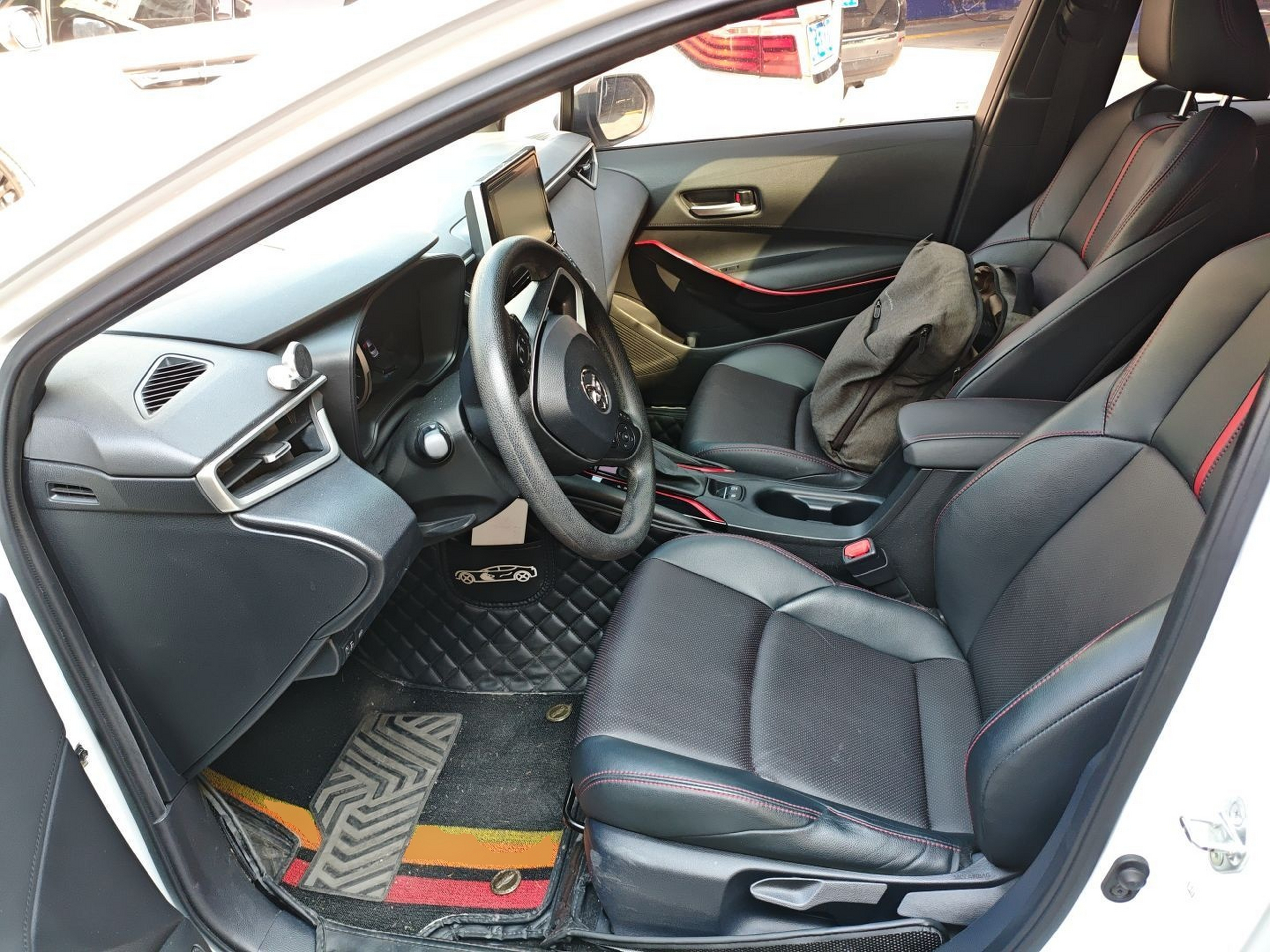 Переднее сиденье в автомобиле