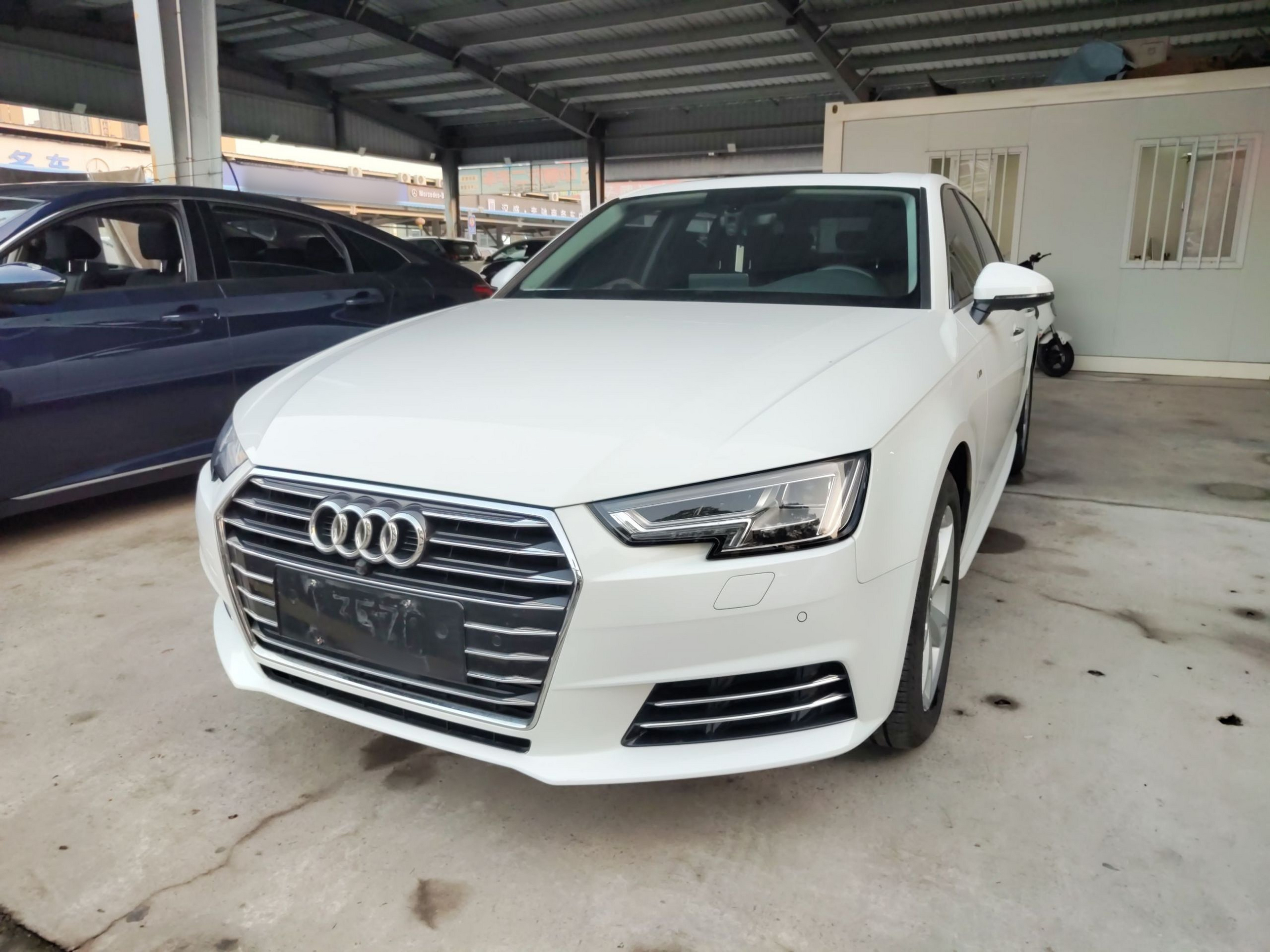 تحت مقدمة السيارة