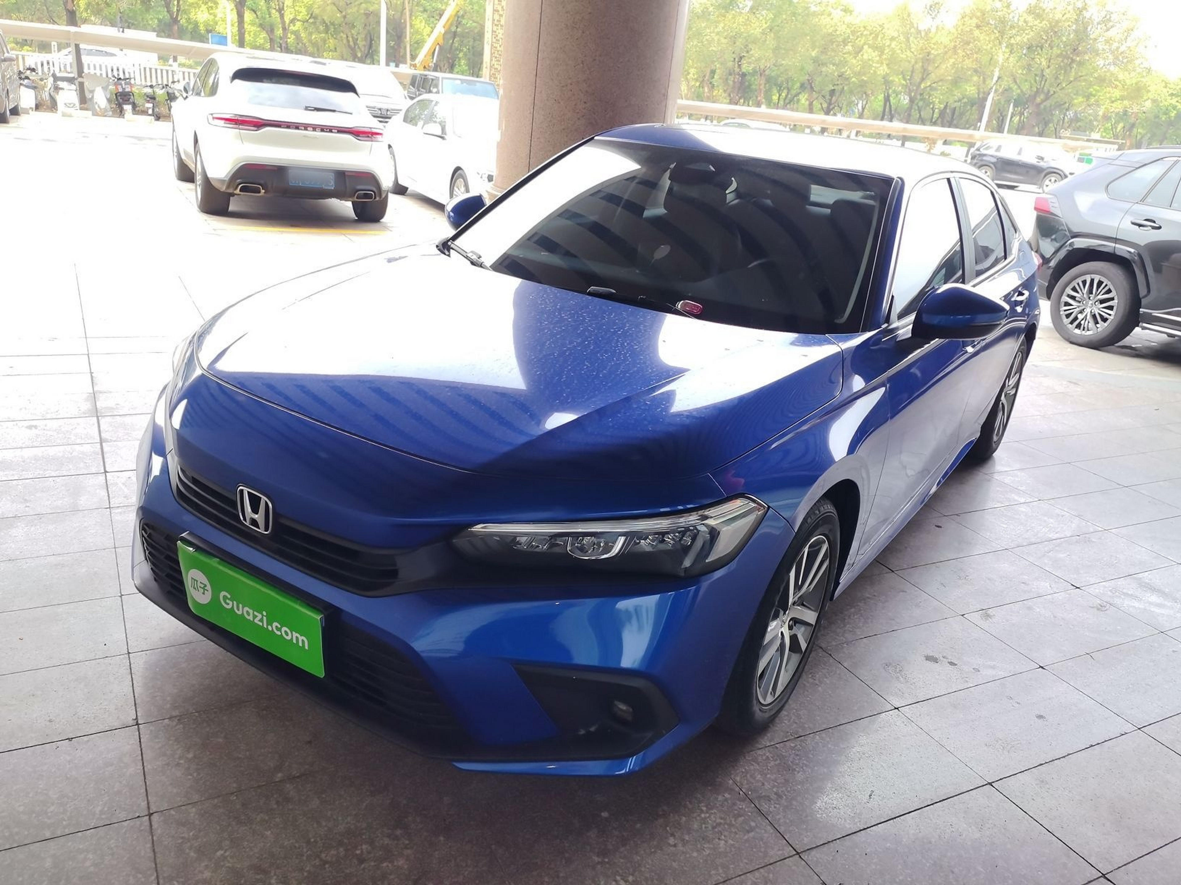 Под передней частью автомобиля