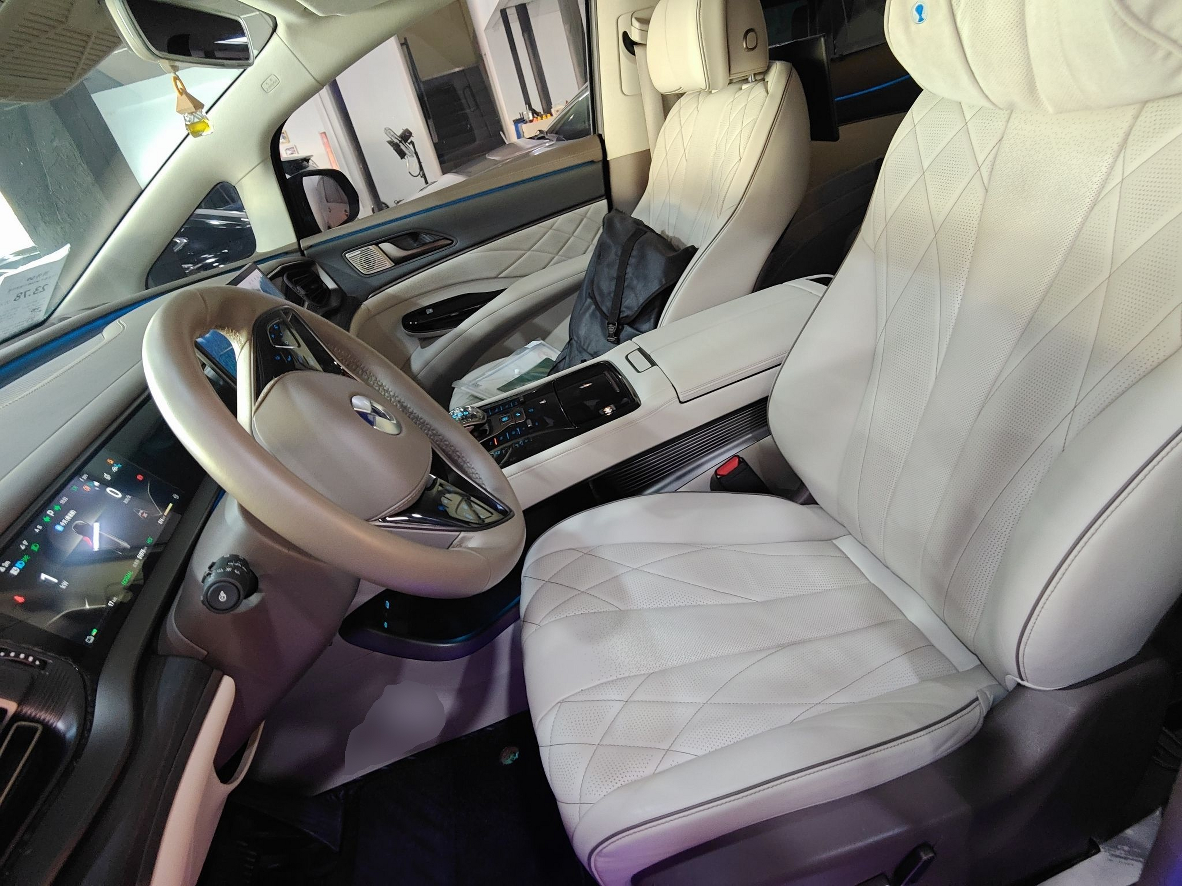 Переднее сиденье в автомобиле