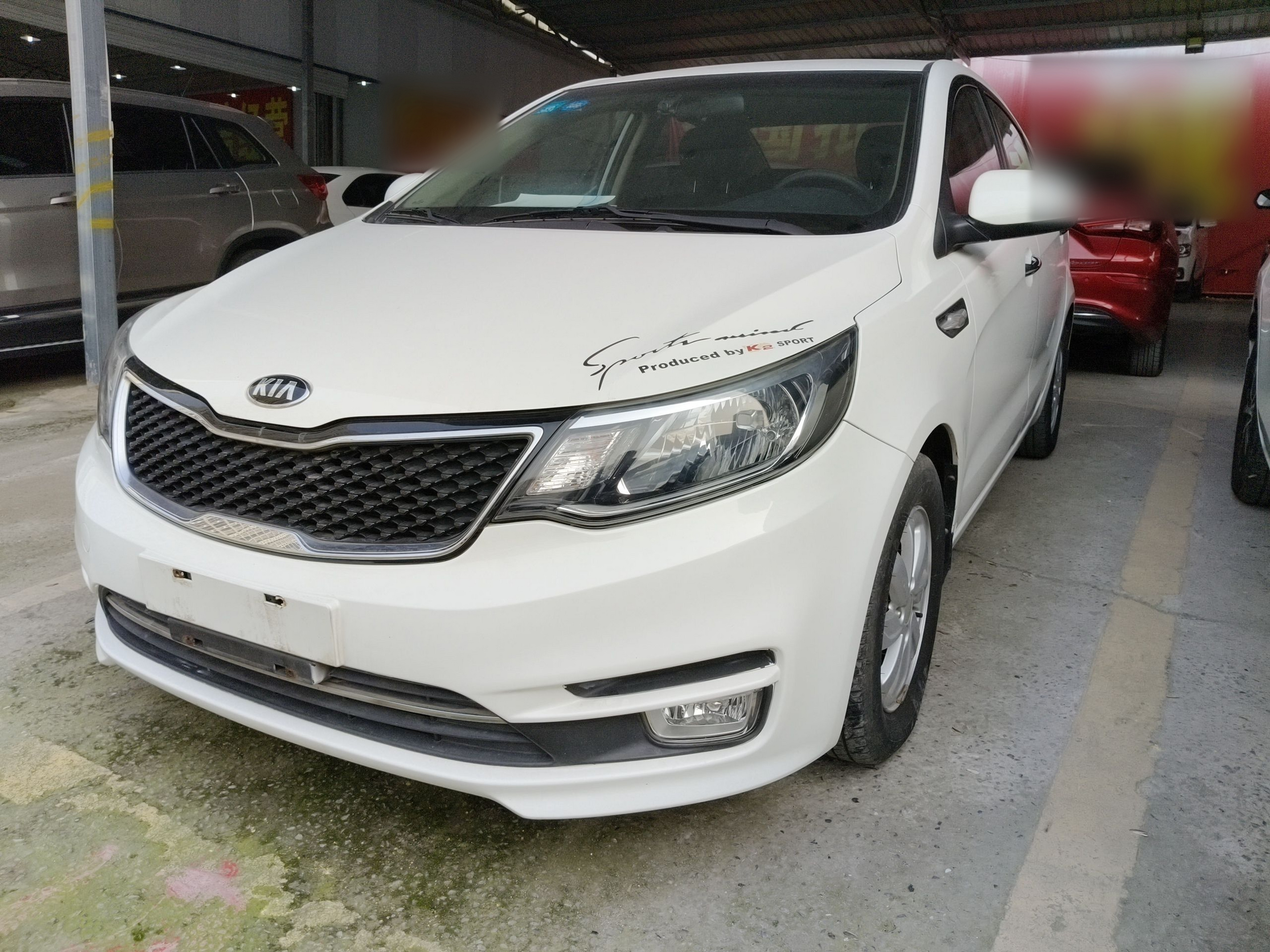 تحت مقدمة السيارة