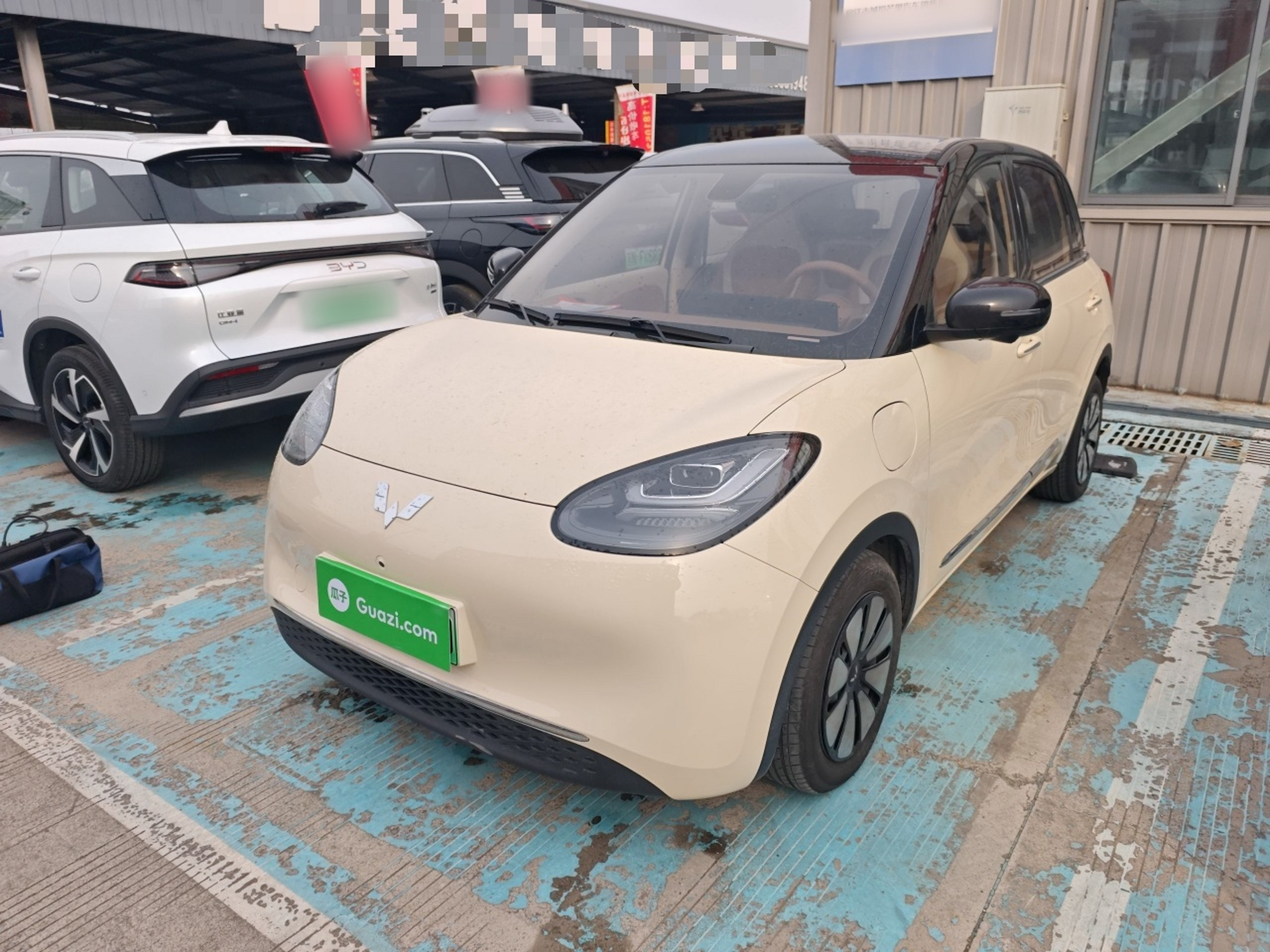 تحت مقدمة السيارة