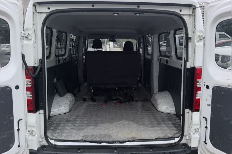 Used Wuling Yangguang 2024 300km Comfort-Grade Passenger Van 60kW
