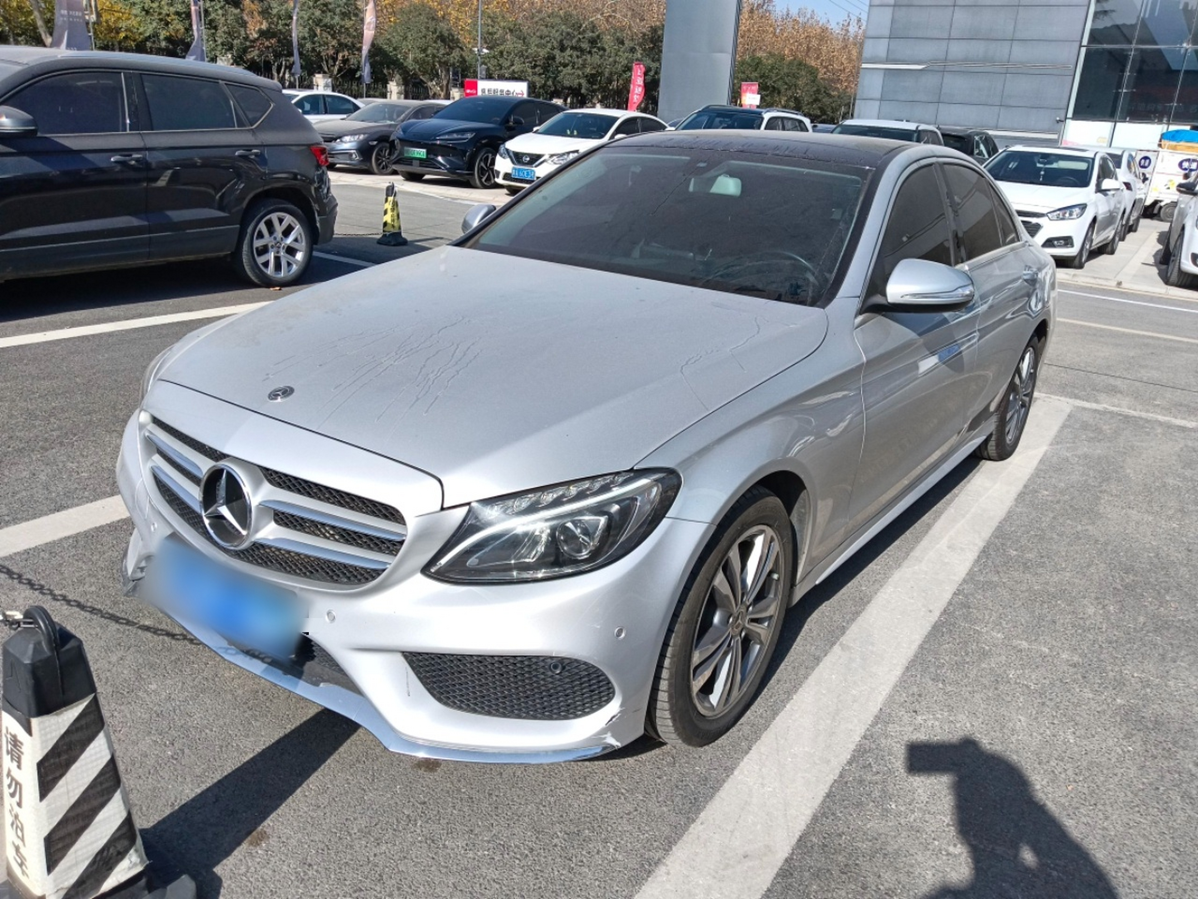 تحت مقدمة السيارة