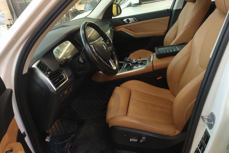 Used BMW X5 2019 xDrive40i Standard 19-inch wheels U.S. specification
