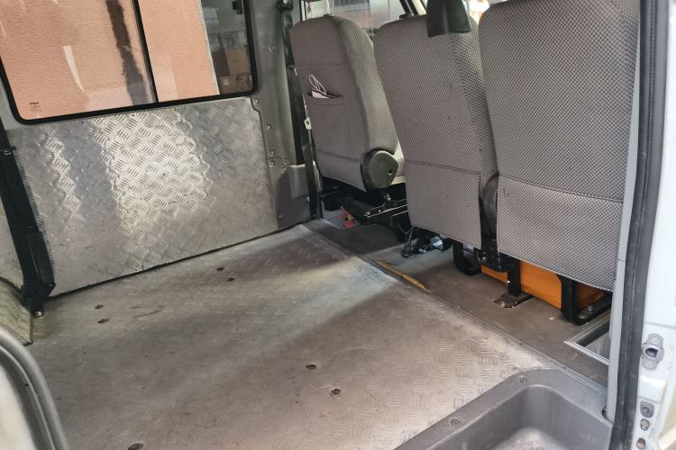 Used Iveco Daily 2021 2.5T A35 M1 Passenger Van 5-9 Seater Short Wheelbase Mid-Roof Design Dual Tires Side Sliding Door
