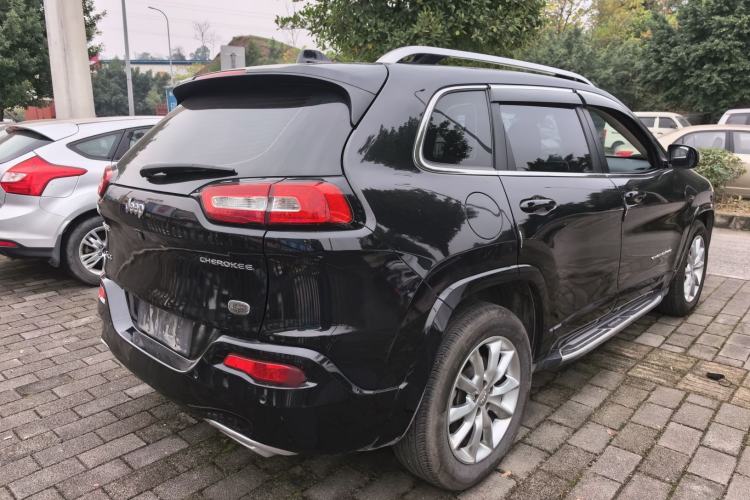 Used  Cherokee 2017 2.4L Professional Edition