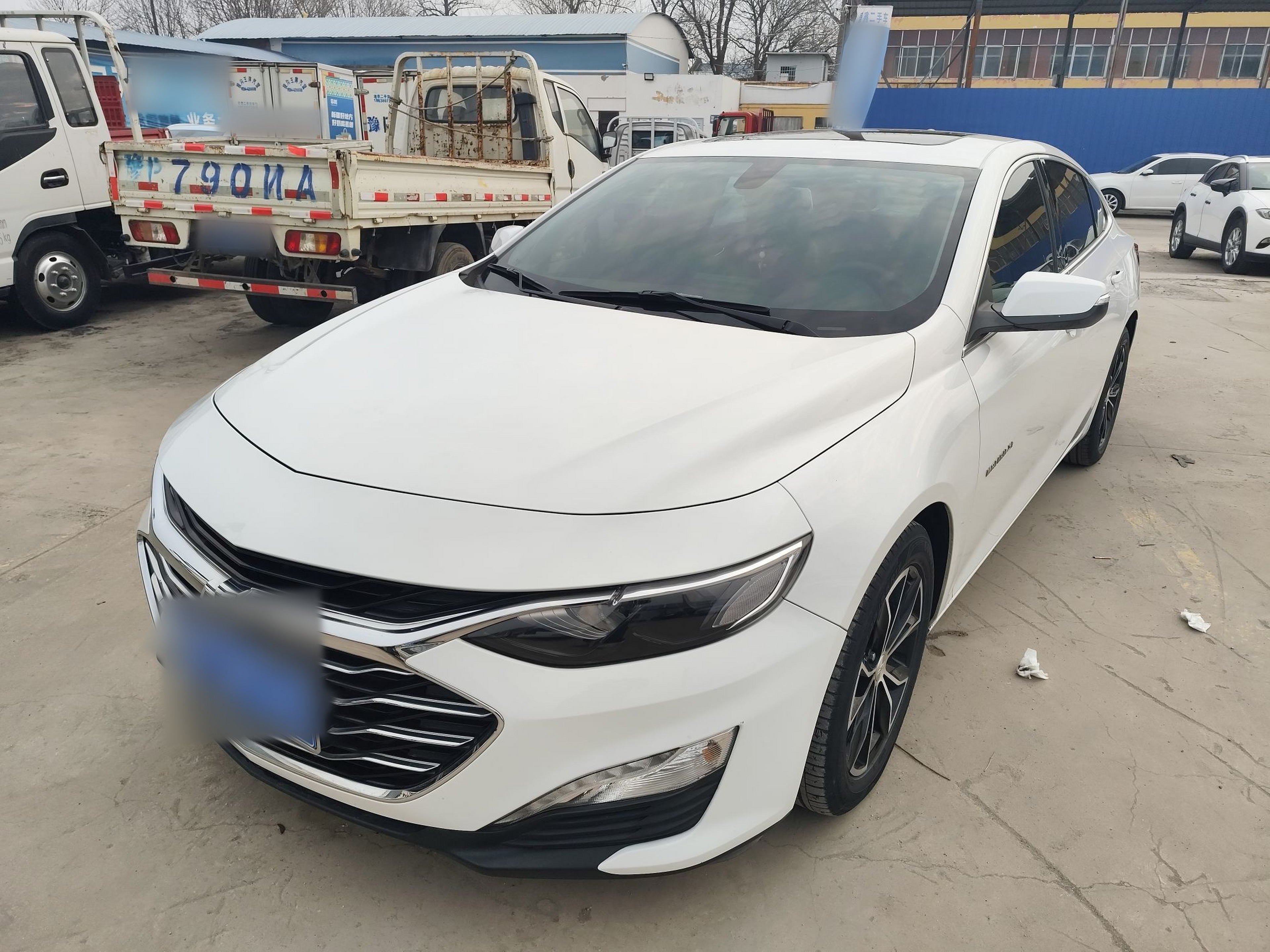 تحت مقدمة السيارة