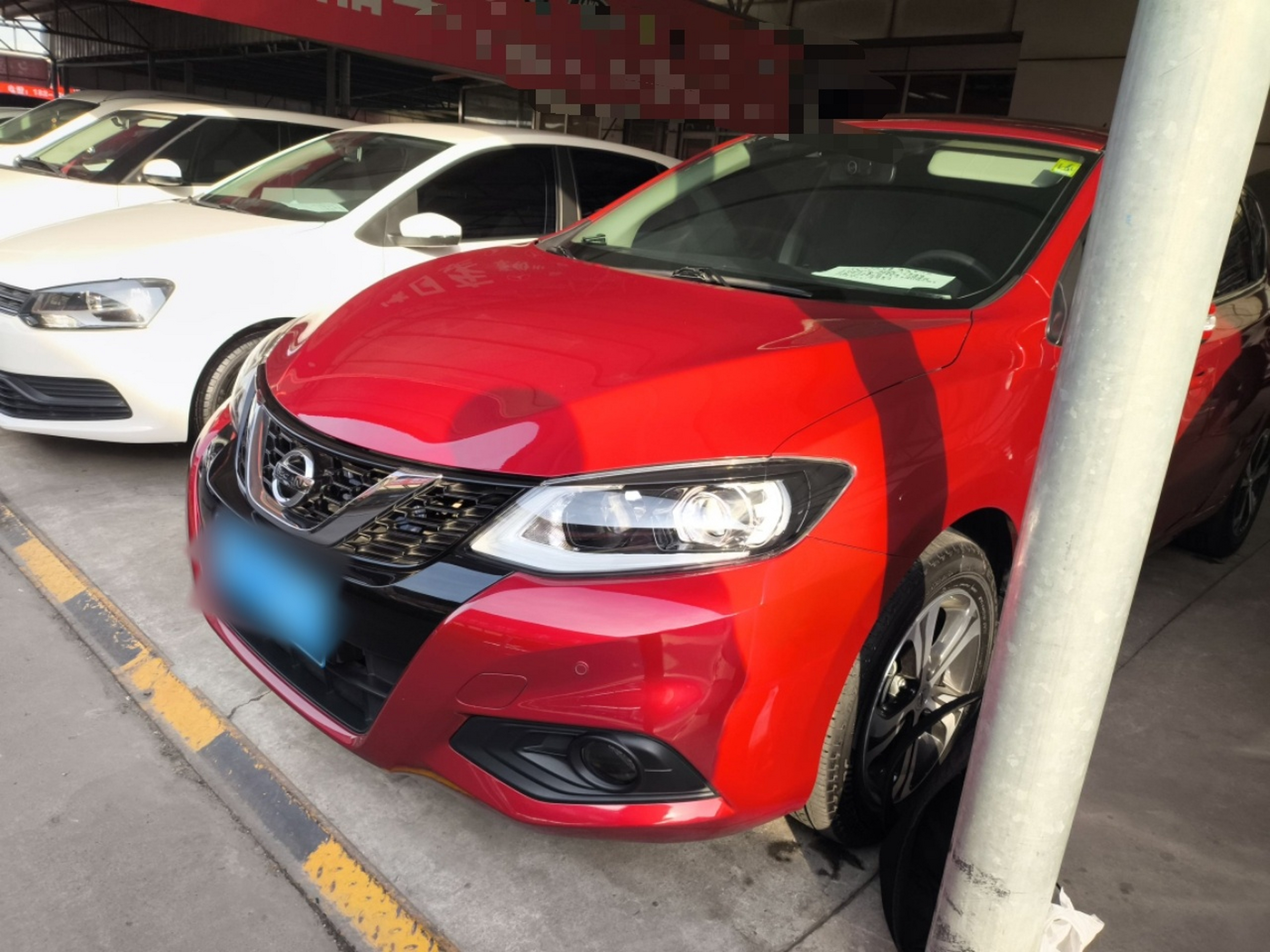 تحت مقدمة السيارة