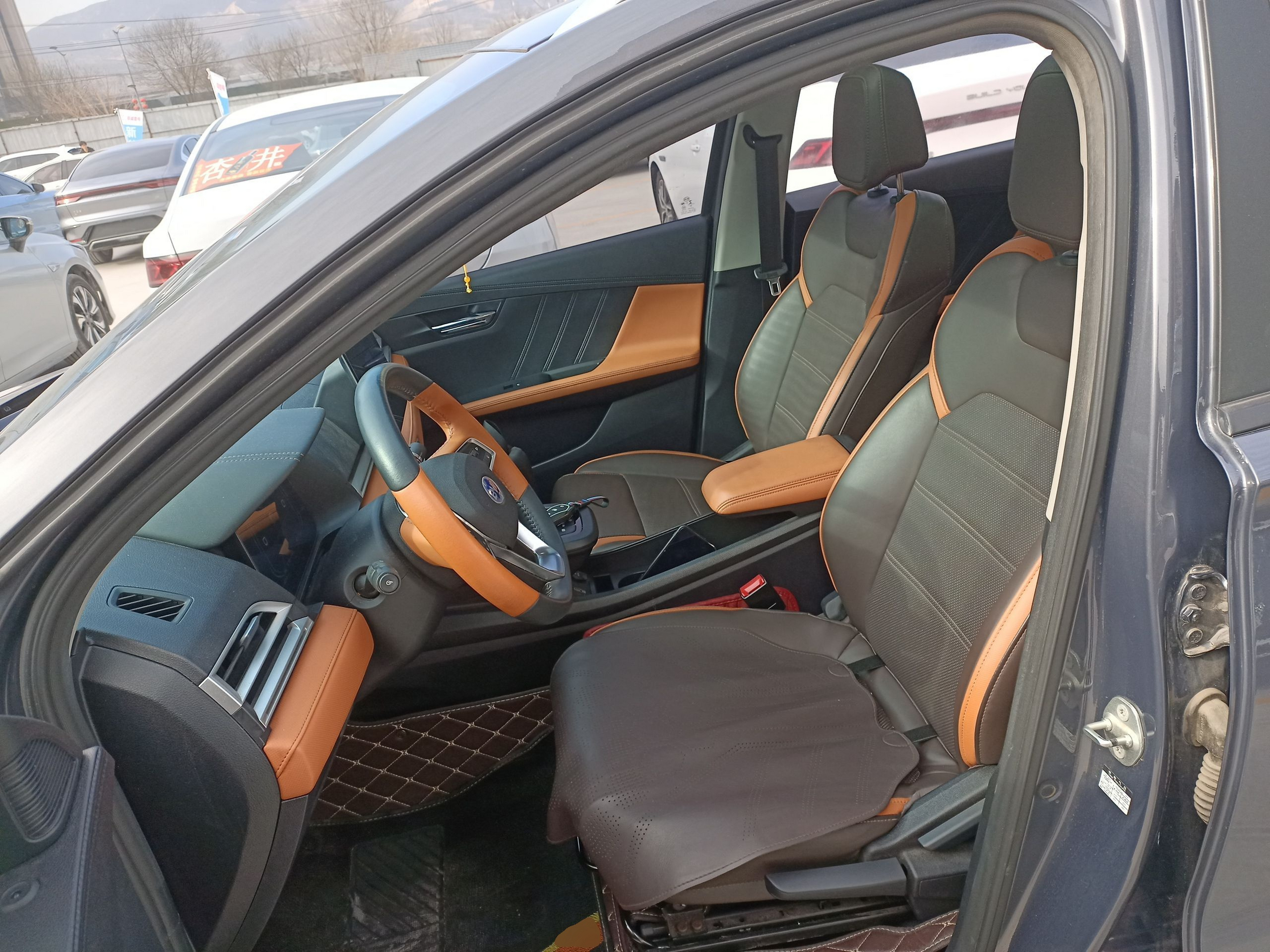 المقاعد الأمامية داخل السيارة