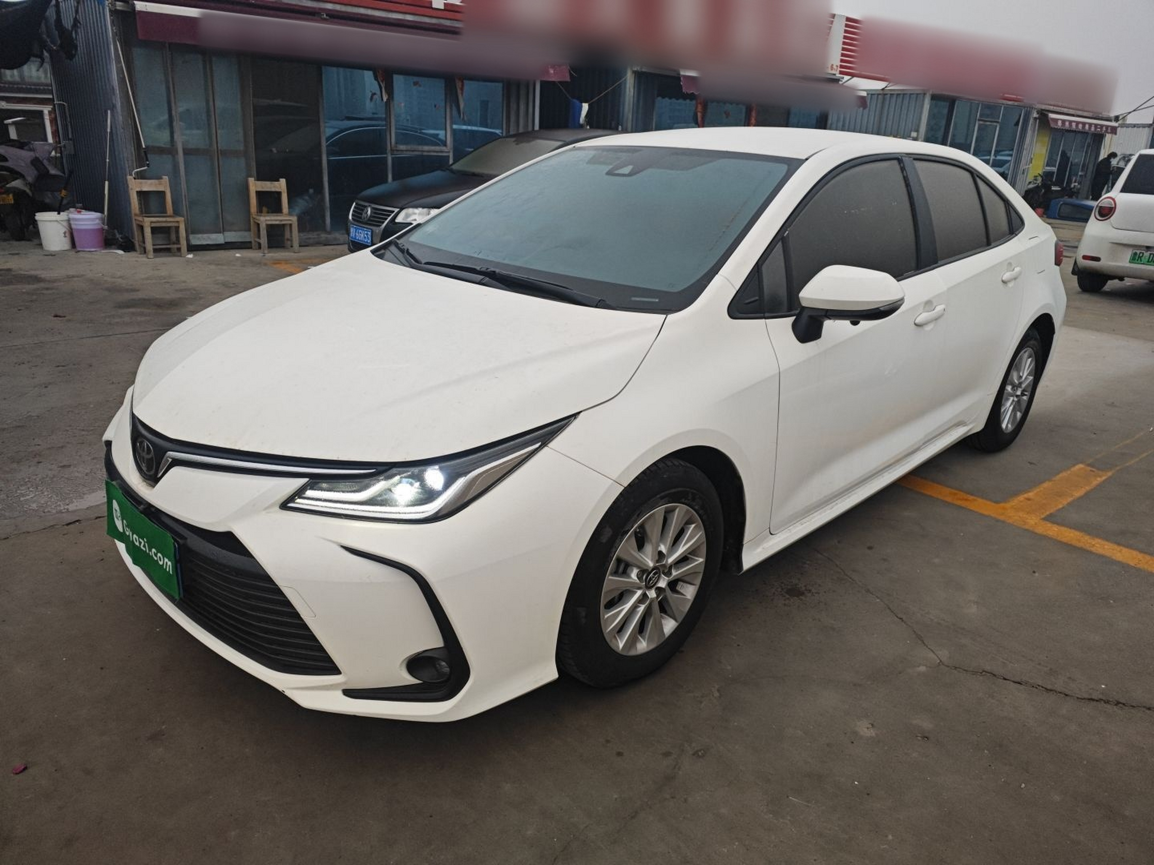 تحت مقدمة السيارة