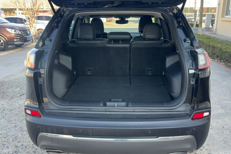 Used  Cherokee 2019 2.0T Two-Wheel Drive Smart Enjoyment Version China V