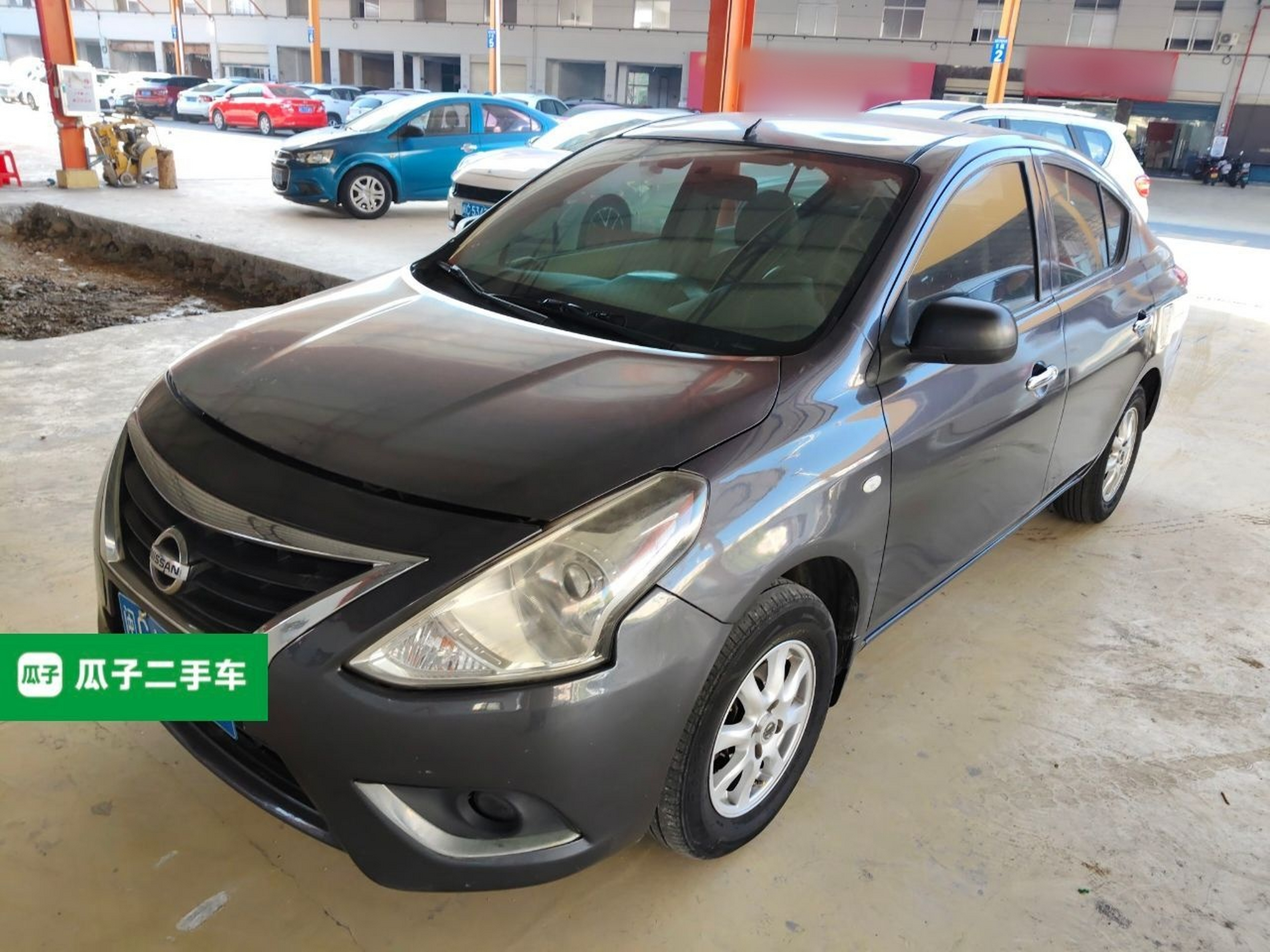 تحت مقدمة السيارة