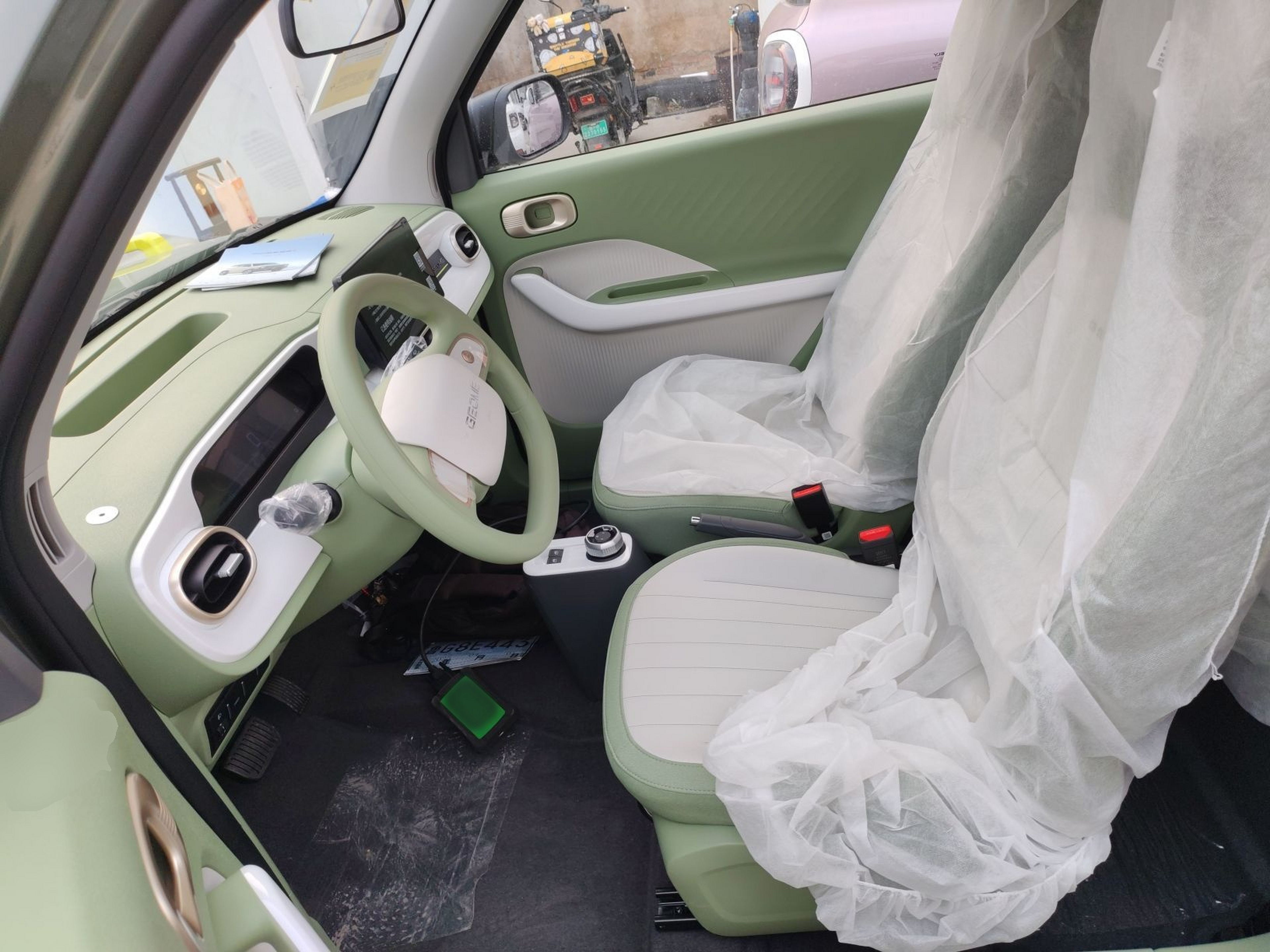 المقاعد الأمامية داخل السيارة