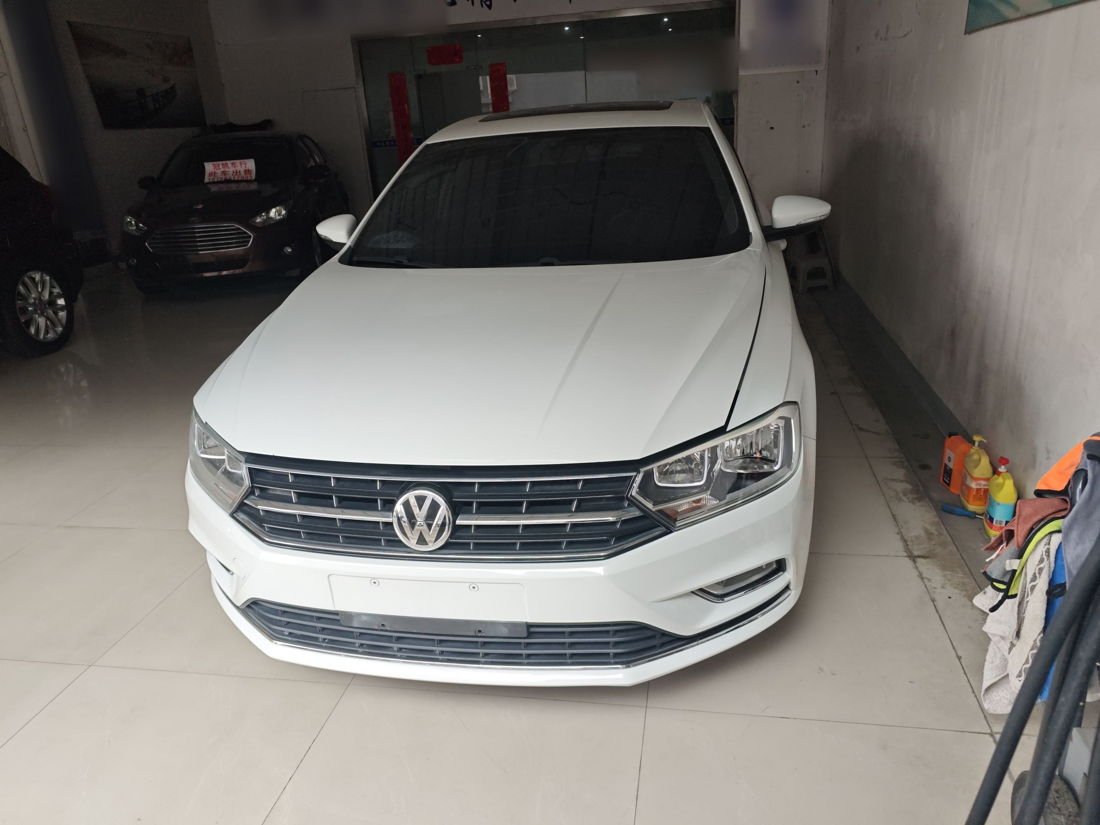 تحت مقدمة السيارة