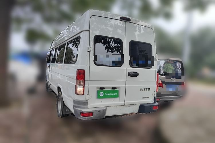 Used Iveco Daily 2020 2.5T A40 Passenger Van Dual Tires Mid-Roof Design 5-9 Seats China VI Emission Standard
