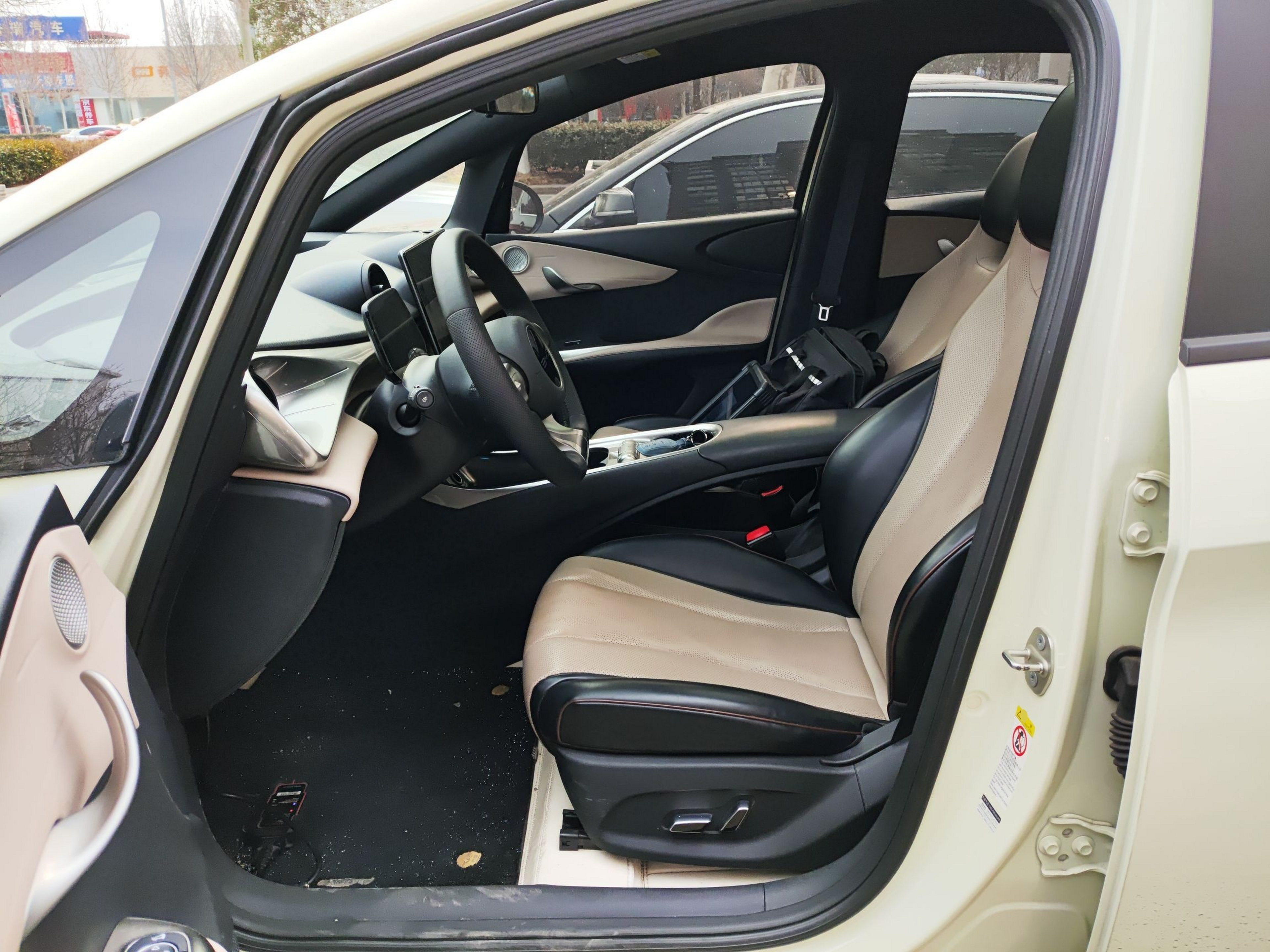 المقاعد الأمامية داخل السيارة