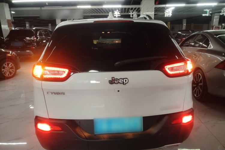 Used  Cherokee 2017 2.4L Leading Smart Edition