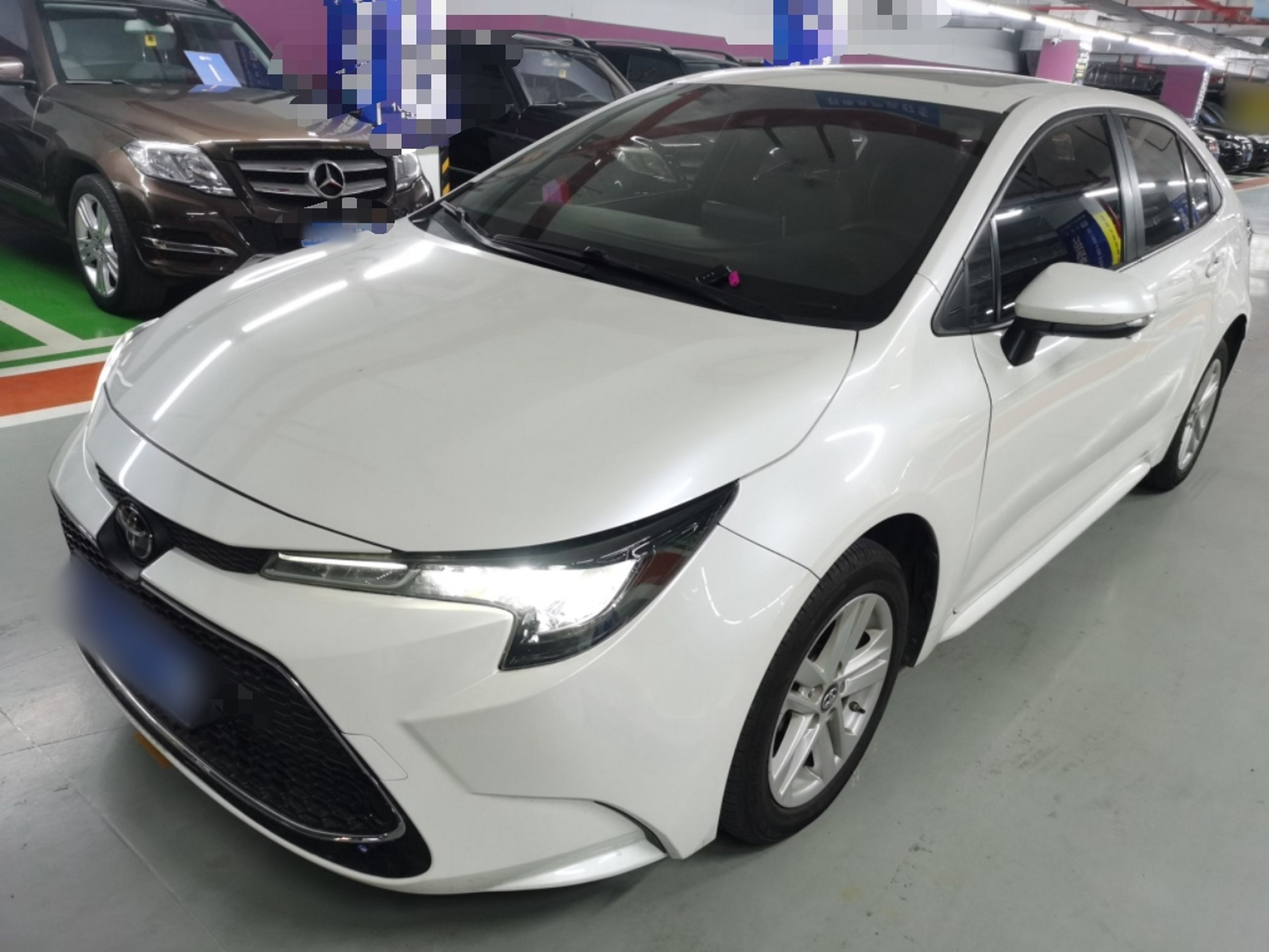 Под передней частью автомобиля