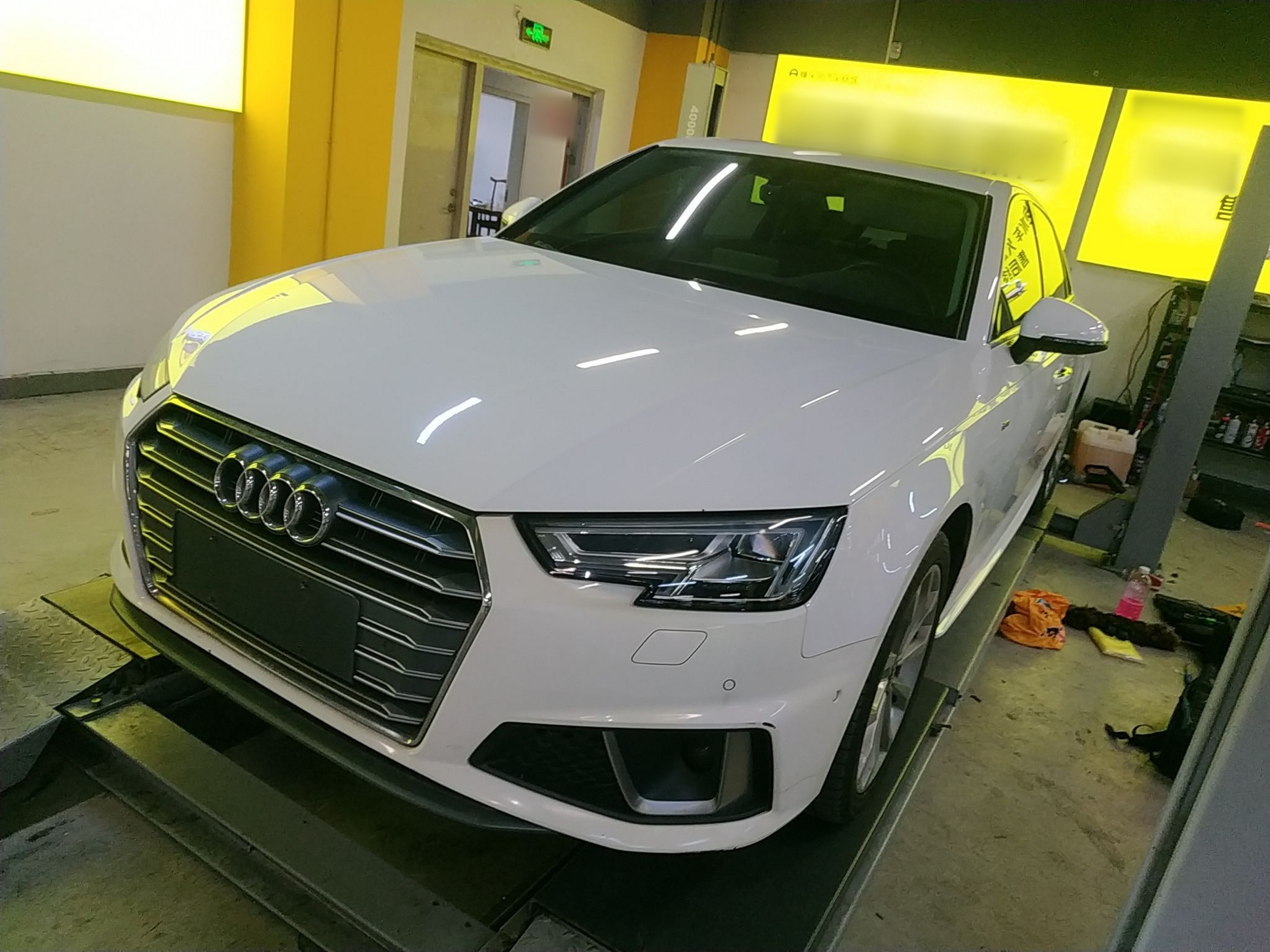 تحت مقدمة السيارة