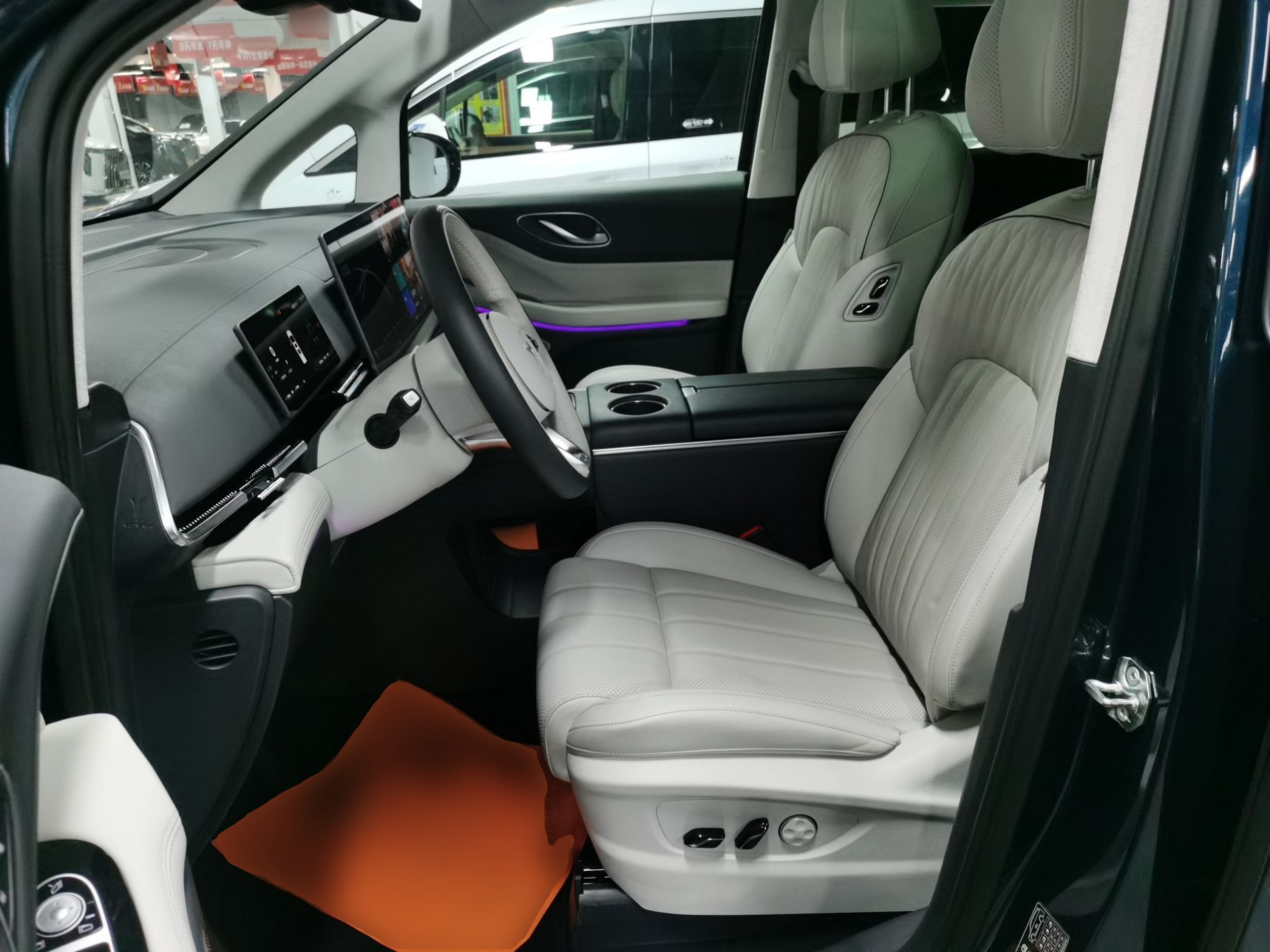 المقاعد الأمامية داخل السيارة