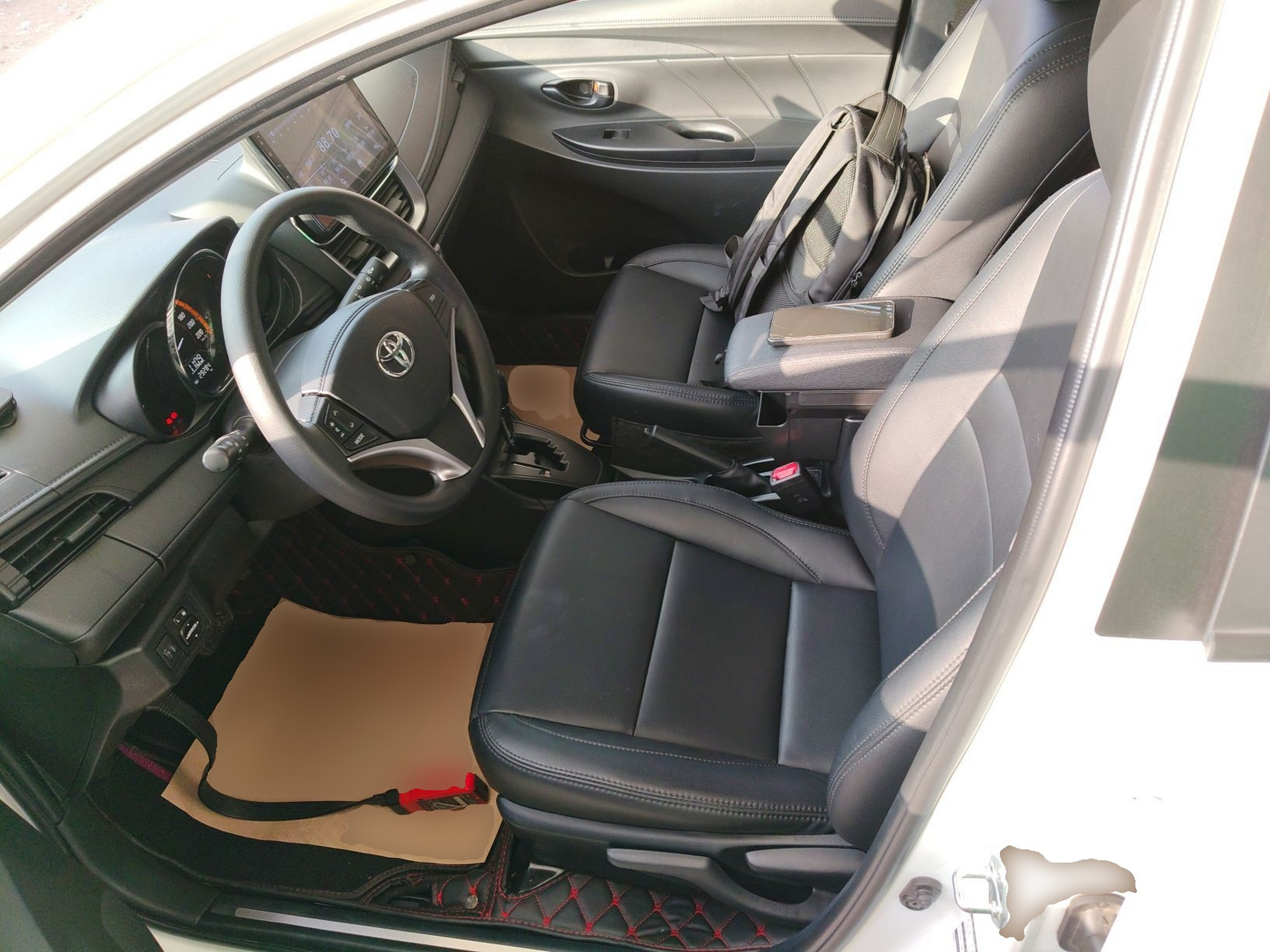 Переднее сиденье в автомобиле