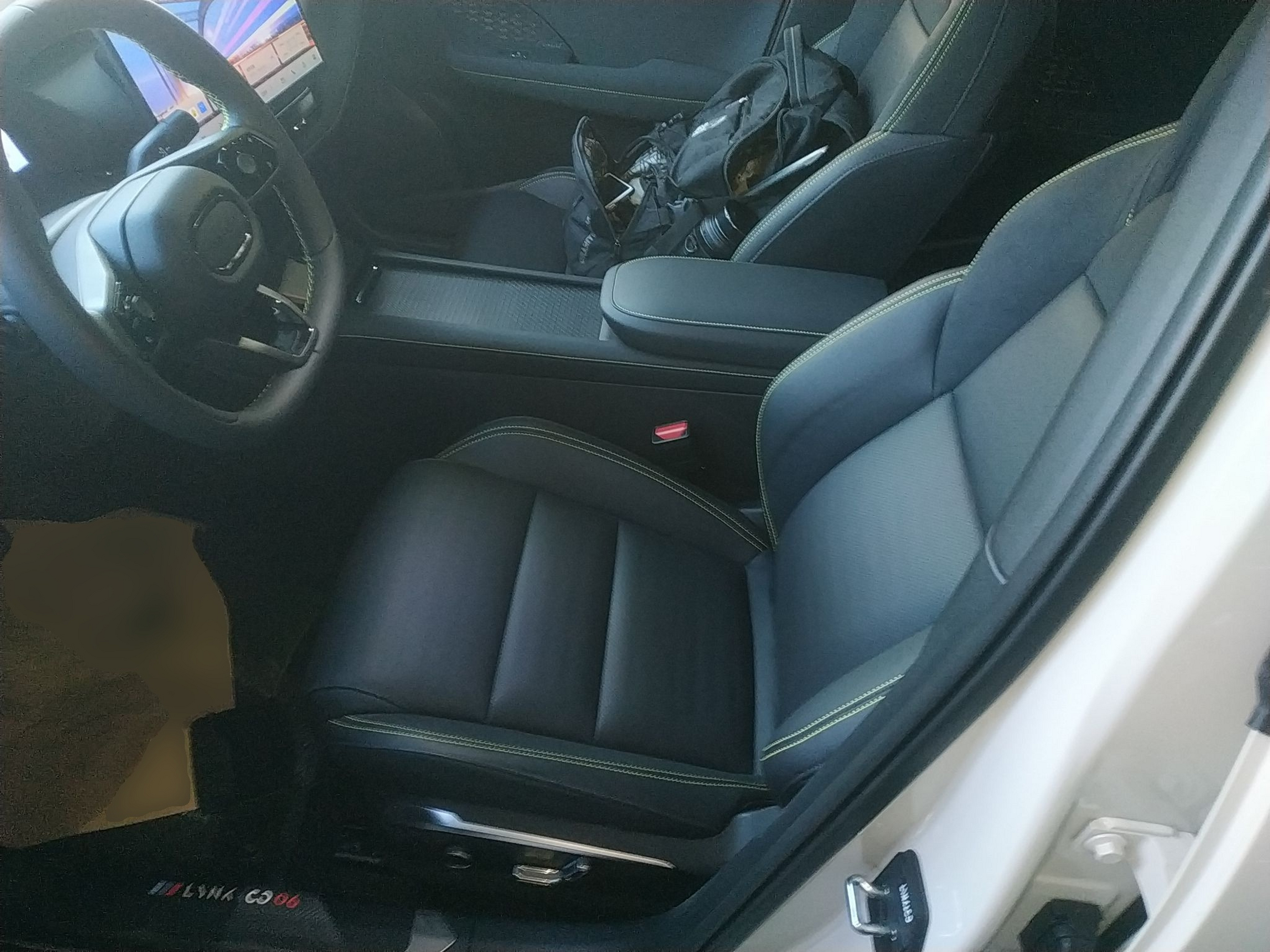 المقاعد الأمامية داخل السيارة