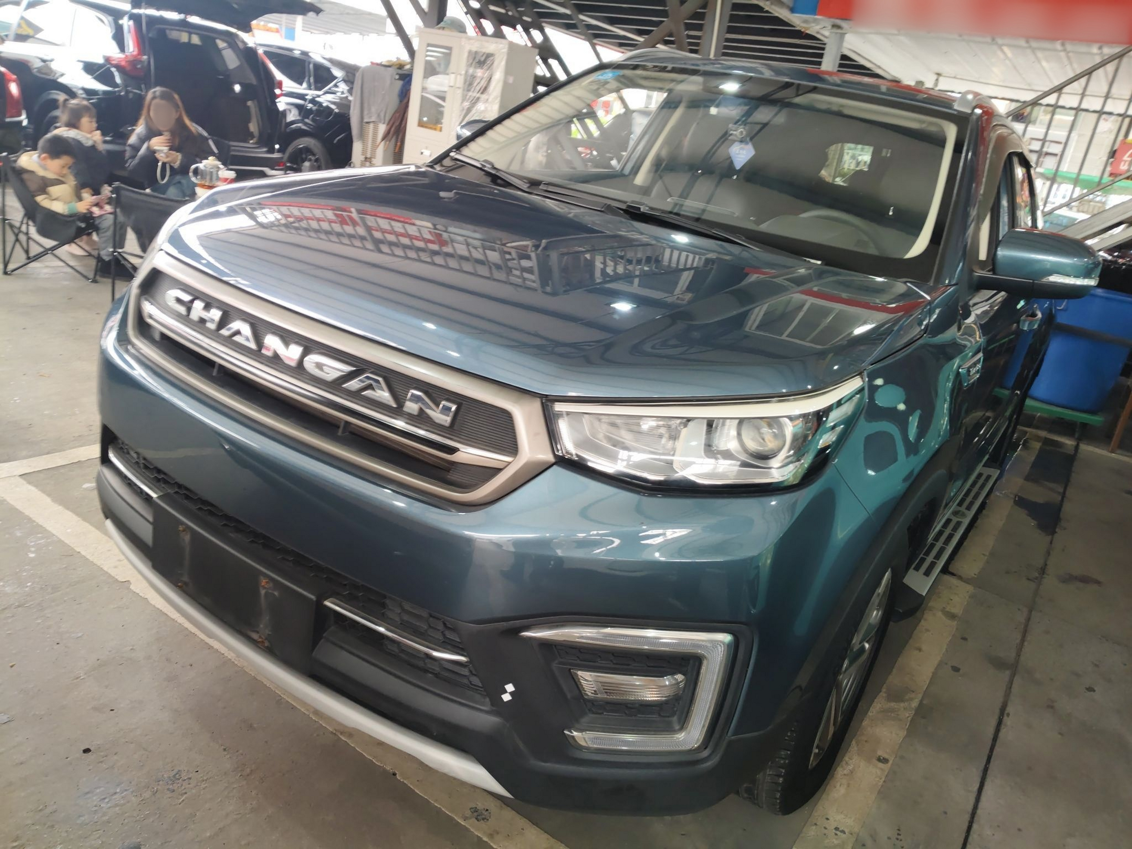 Под передней частью автомобиля