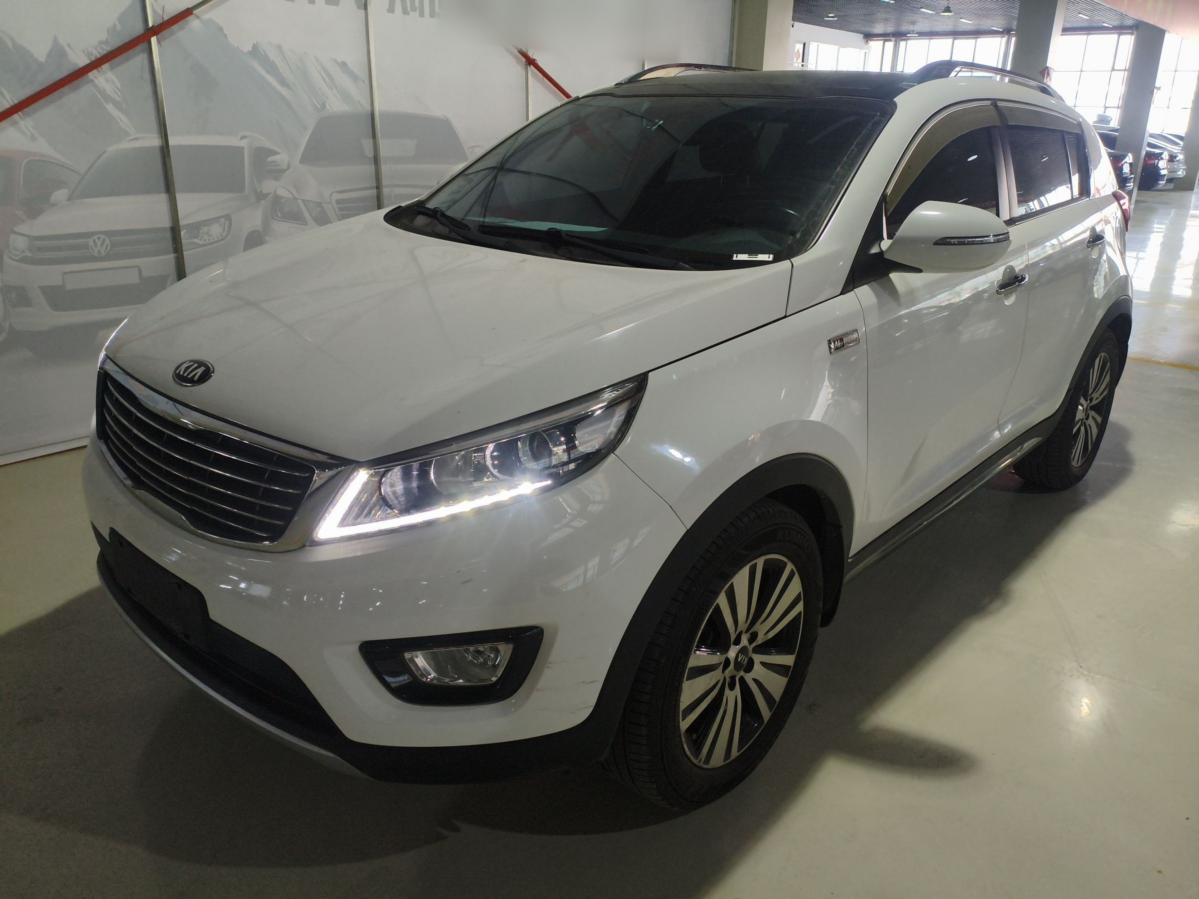 Под передней частью автомобиля