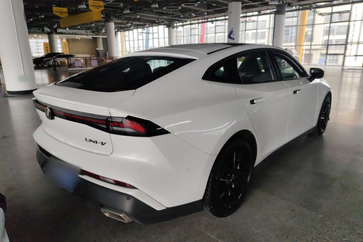 Used Changan UNI-V 2024 1.5T Smart Navigation Version
