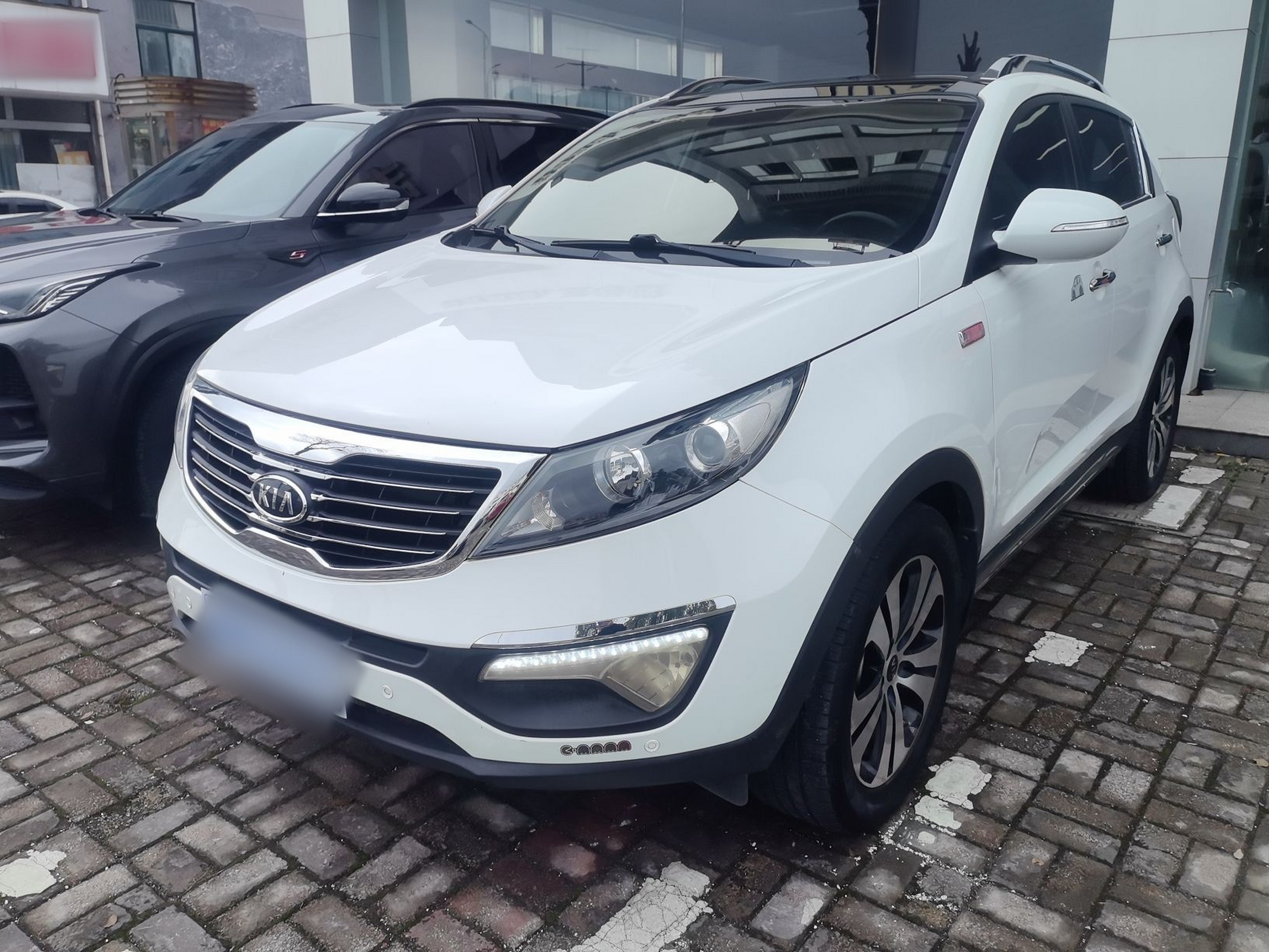 Под передней частью автомобиля