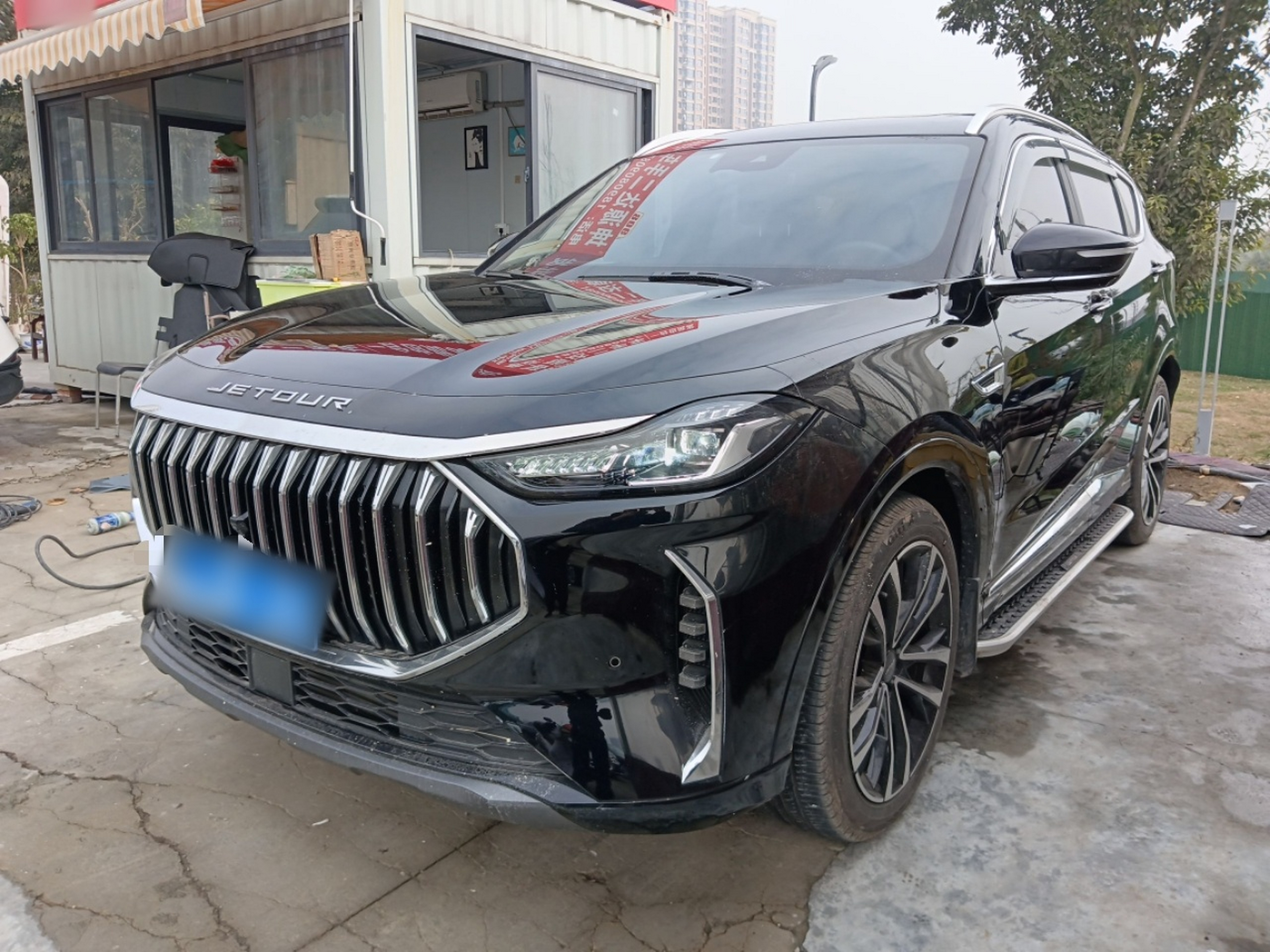 تحت مقدمة السيارة