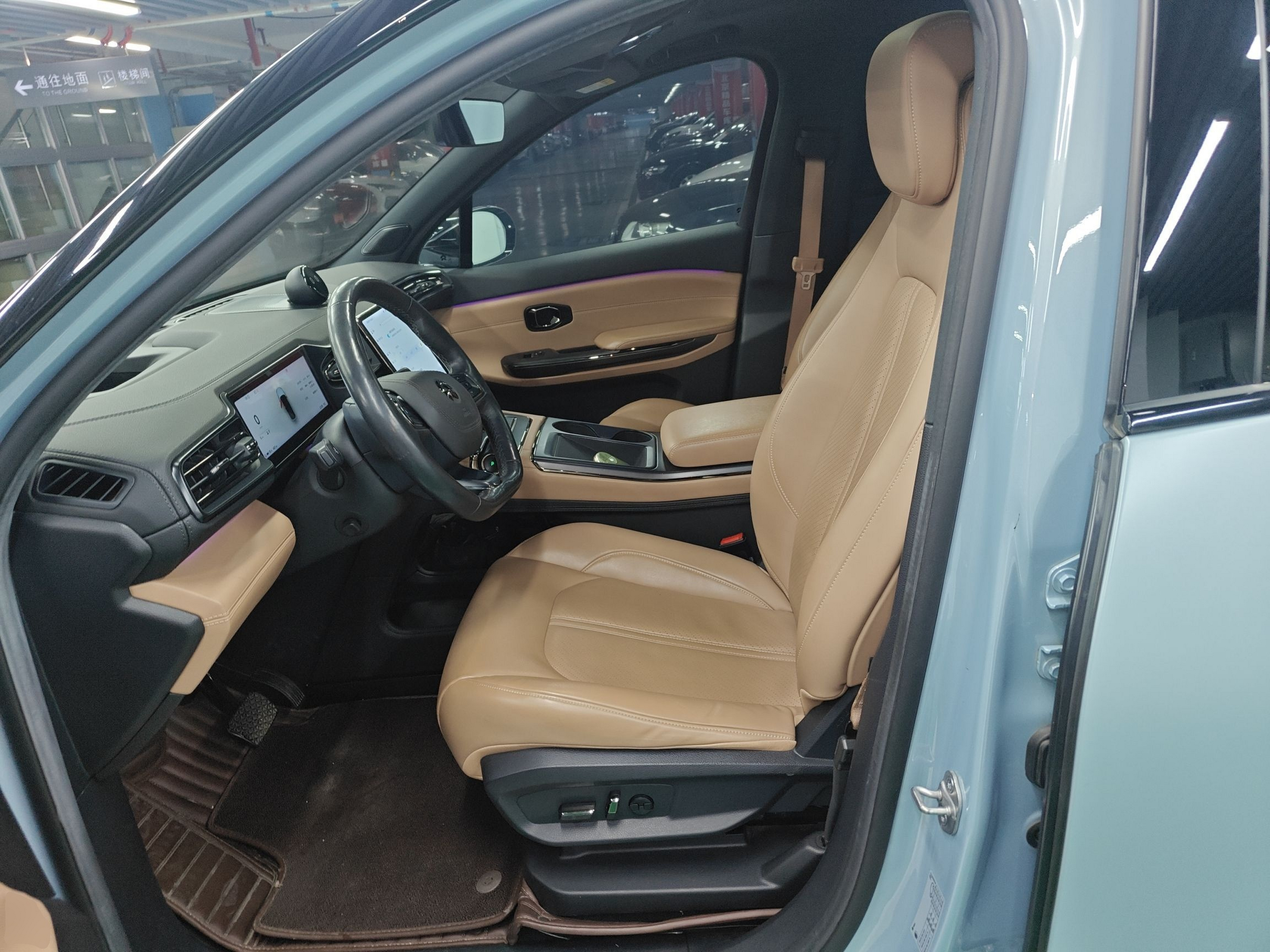 المقاعد الأمامية داخل السيارة