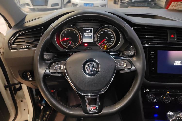 Used Volkswagen Tiguan L 2020 330TSI Automatic Two-Wheel Drive Smart Luxury Edition China VI Standard
