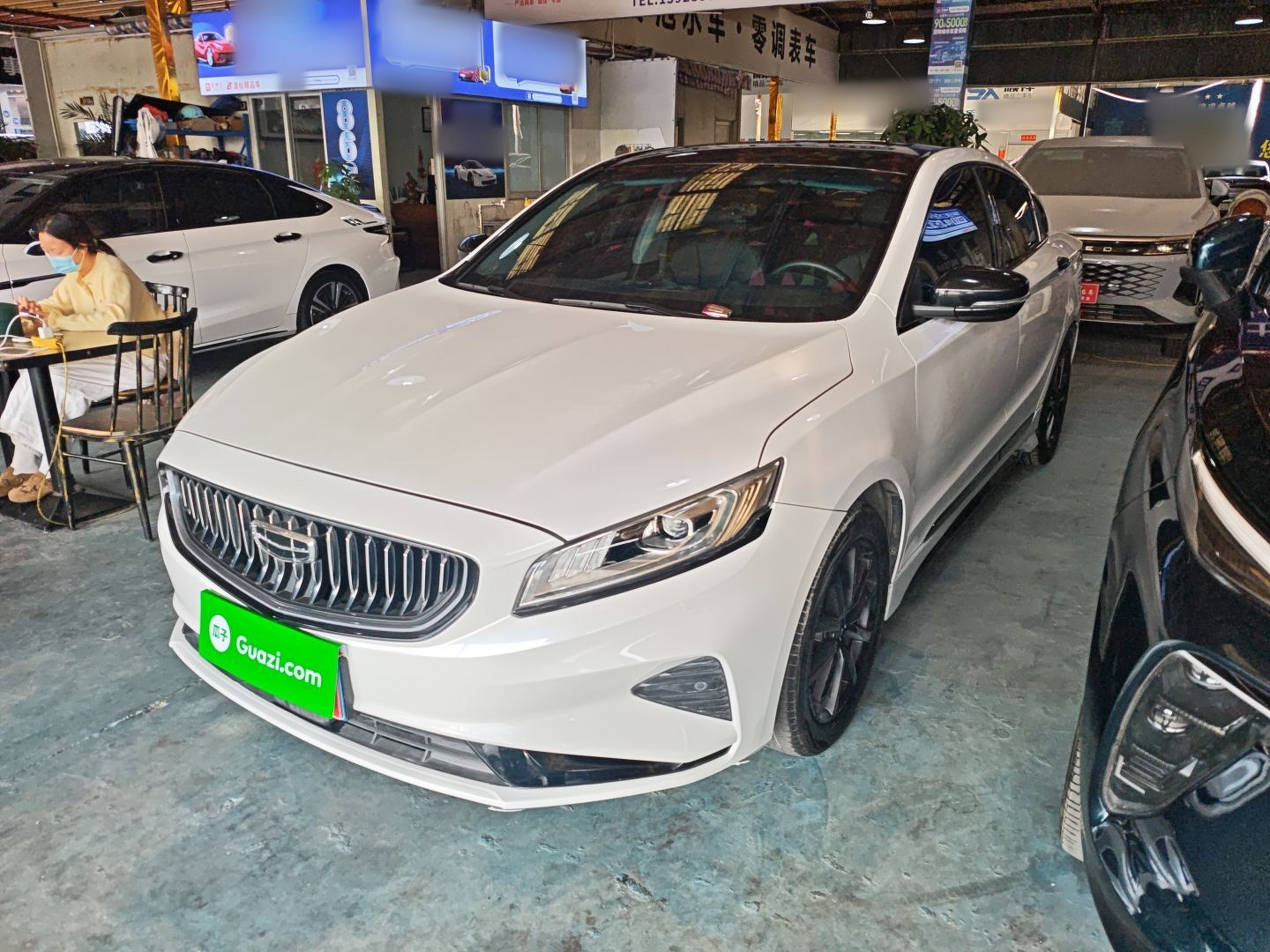 تحت مقدمة السيارة