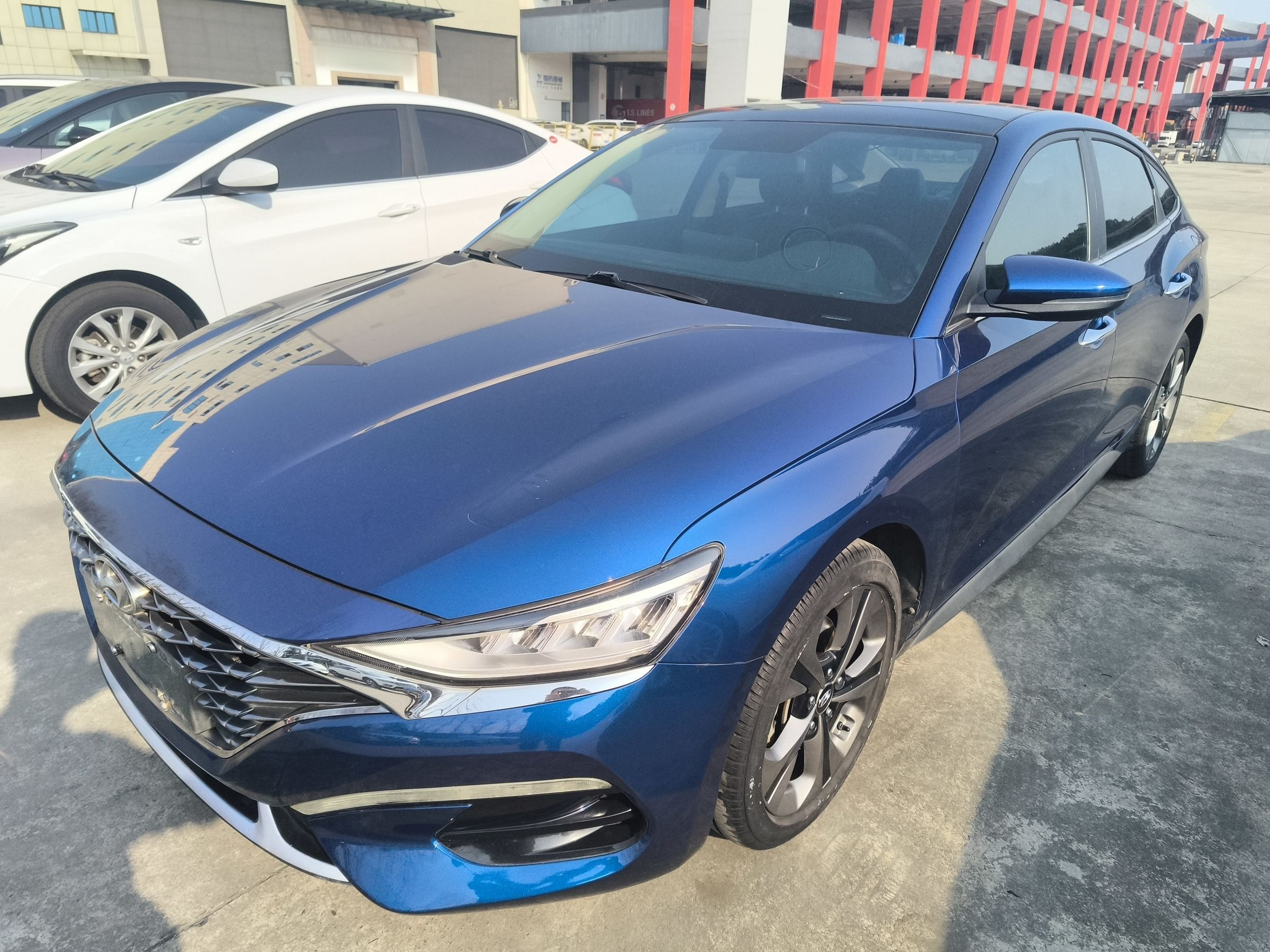 Под передней частью автомобиля