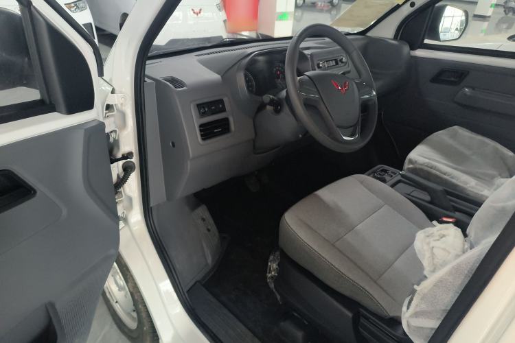 Used Wuling Yangguang 2024 300KM Comfort Version Passenger Van 75kW
