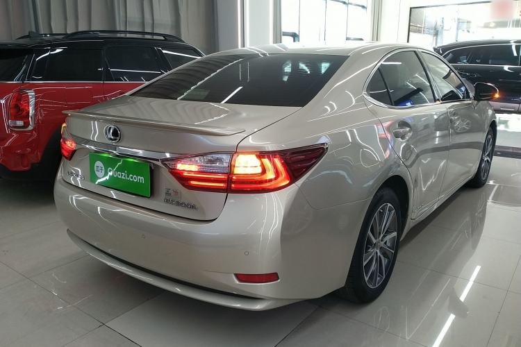 Used Lexus ES 2015 300h Comfort Edition
