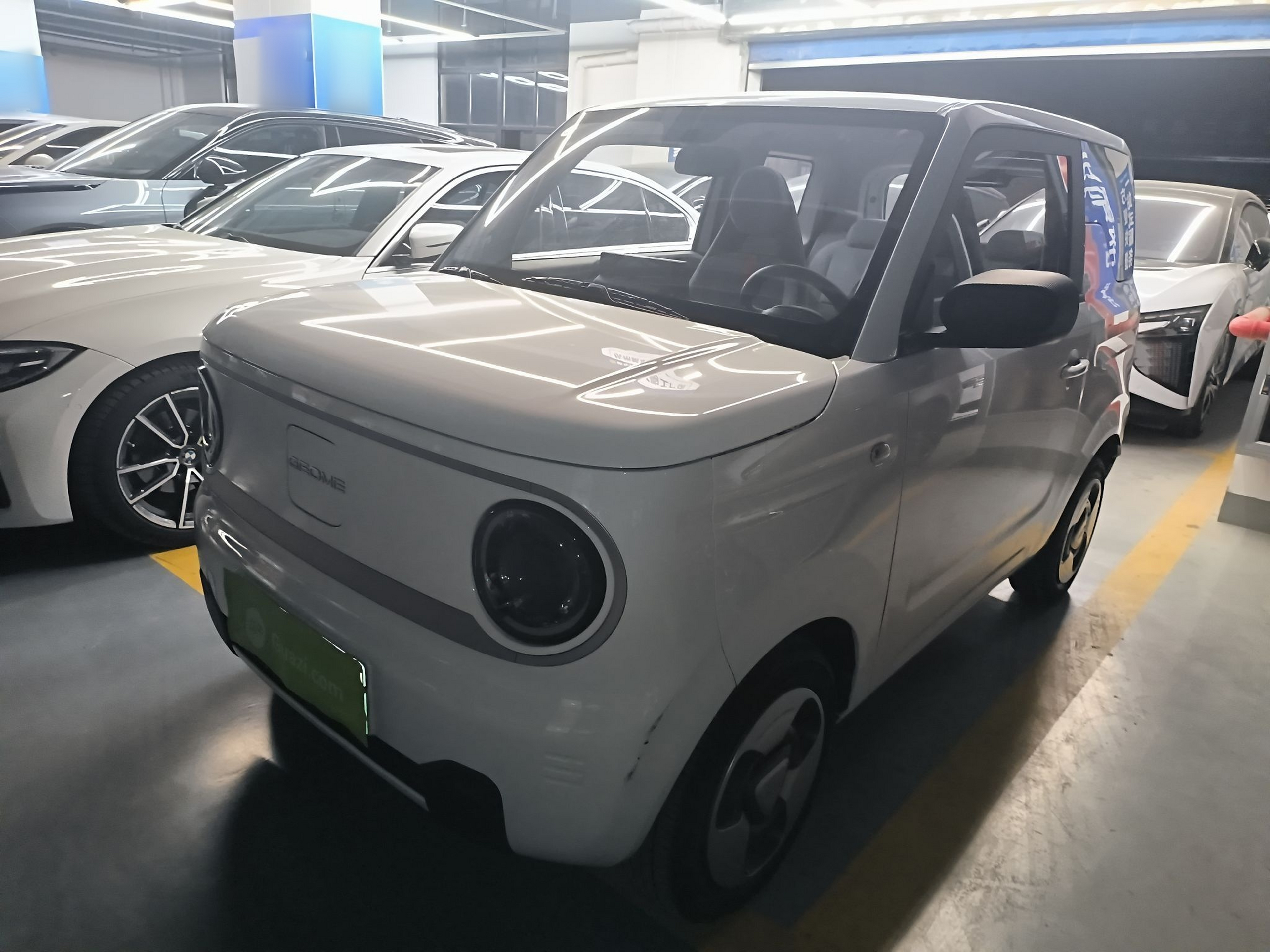 تحت مقدمة السيارة