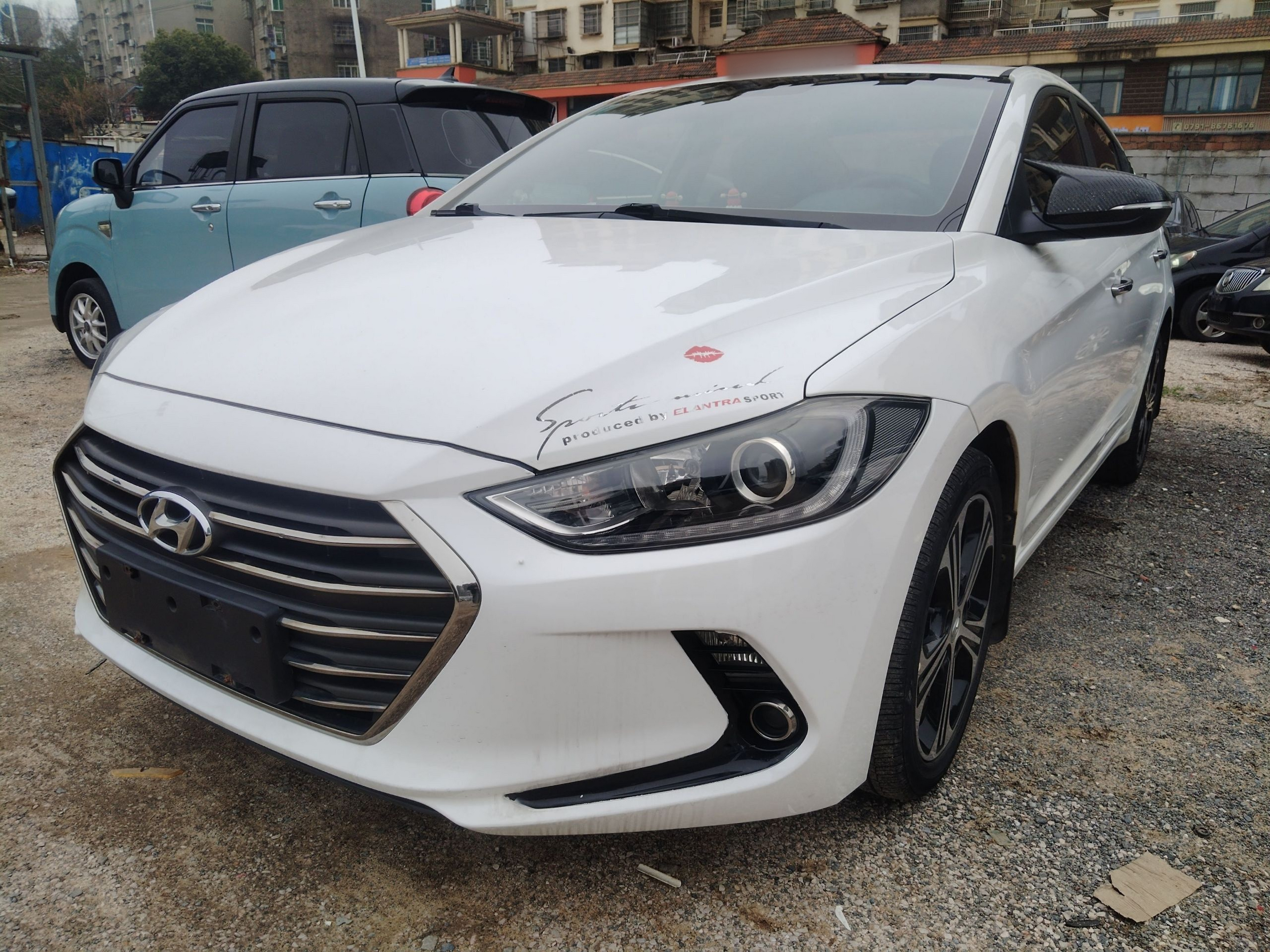 Под передней частью автомобиля