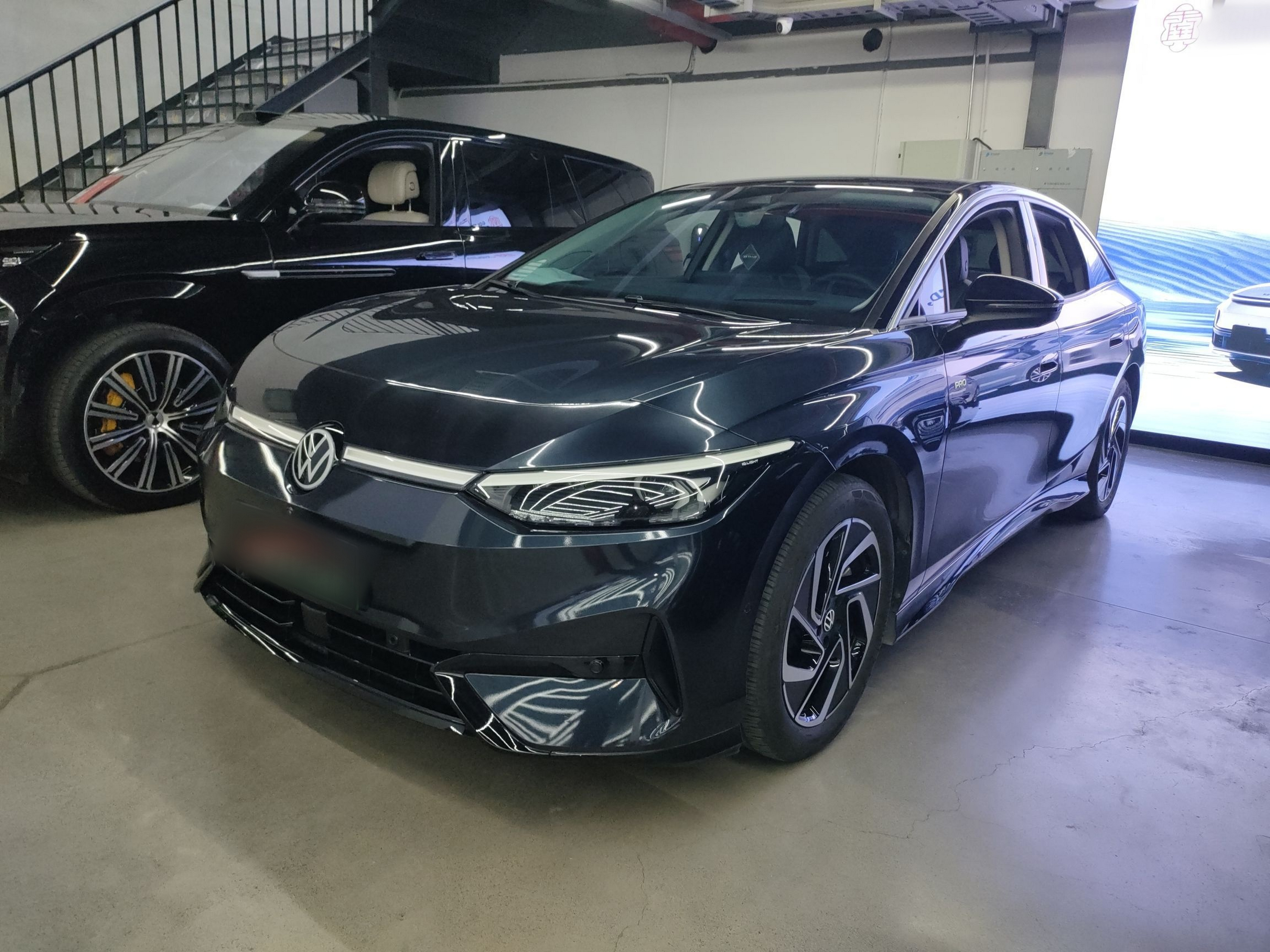 Под передней частью автомобиля