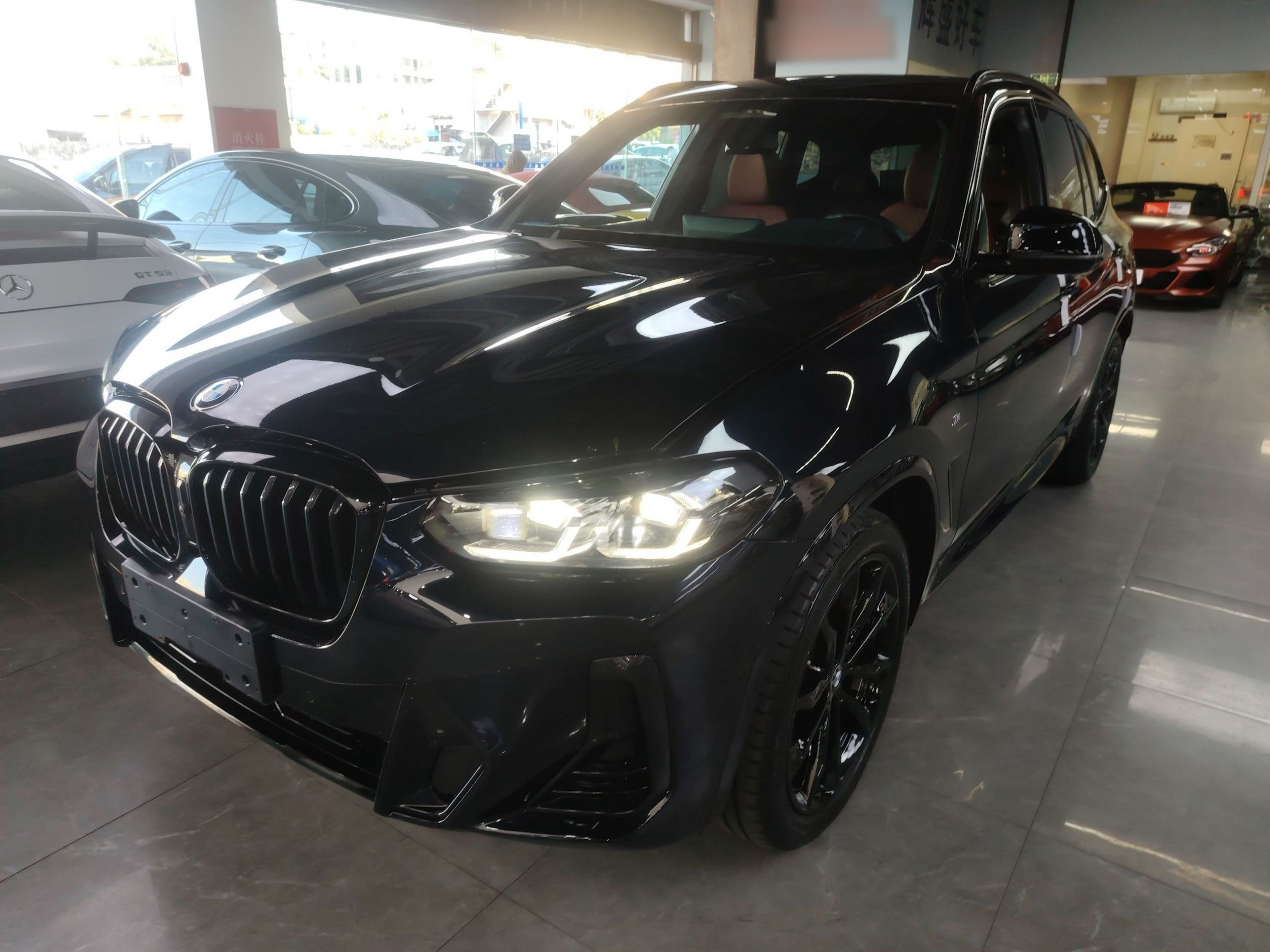 Под передней частью автомобиля