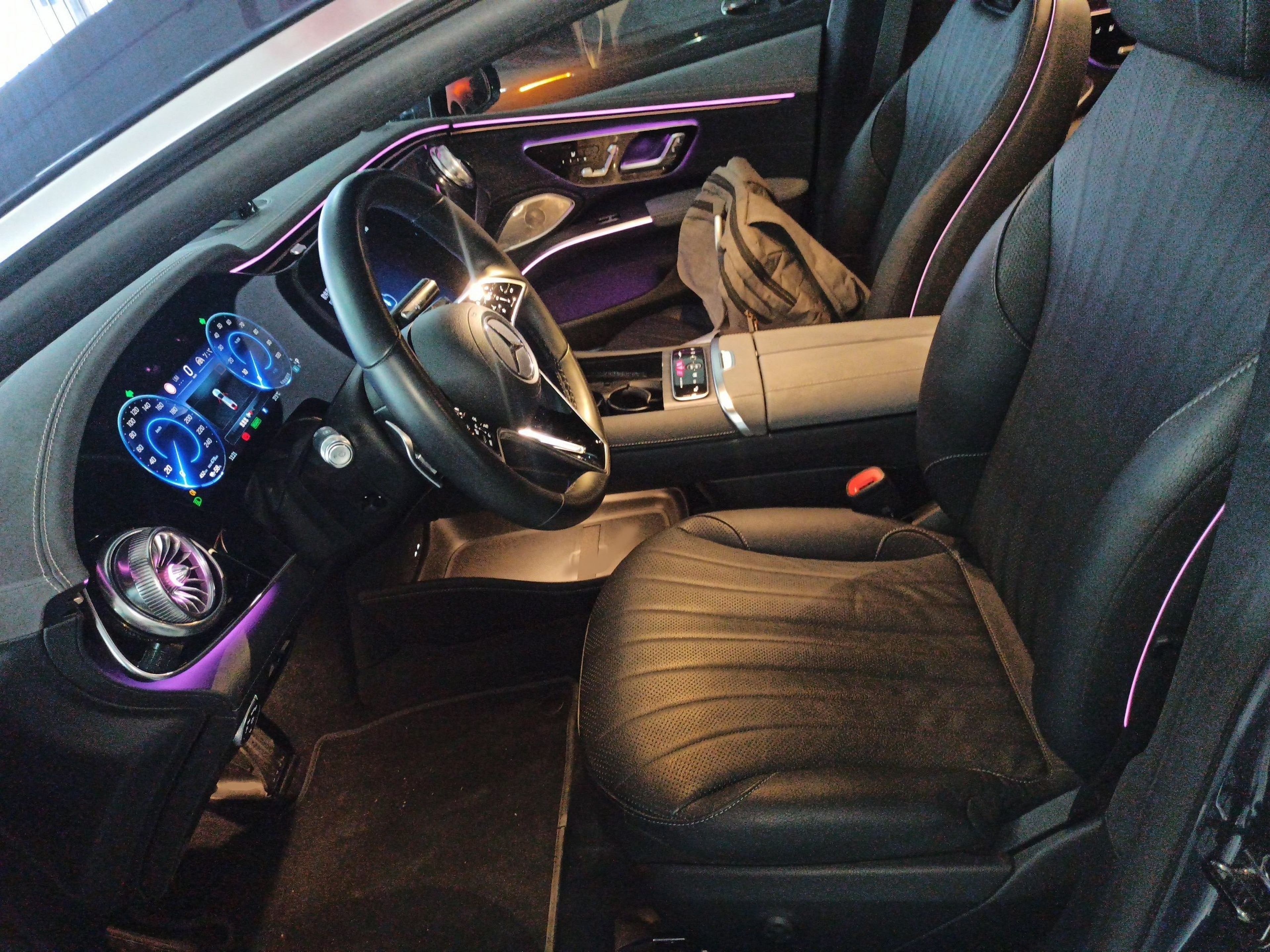 المقاعد الأمامية داخل السيارة