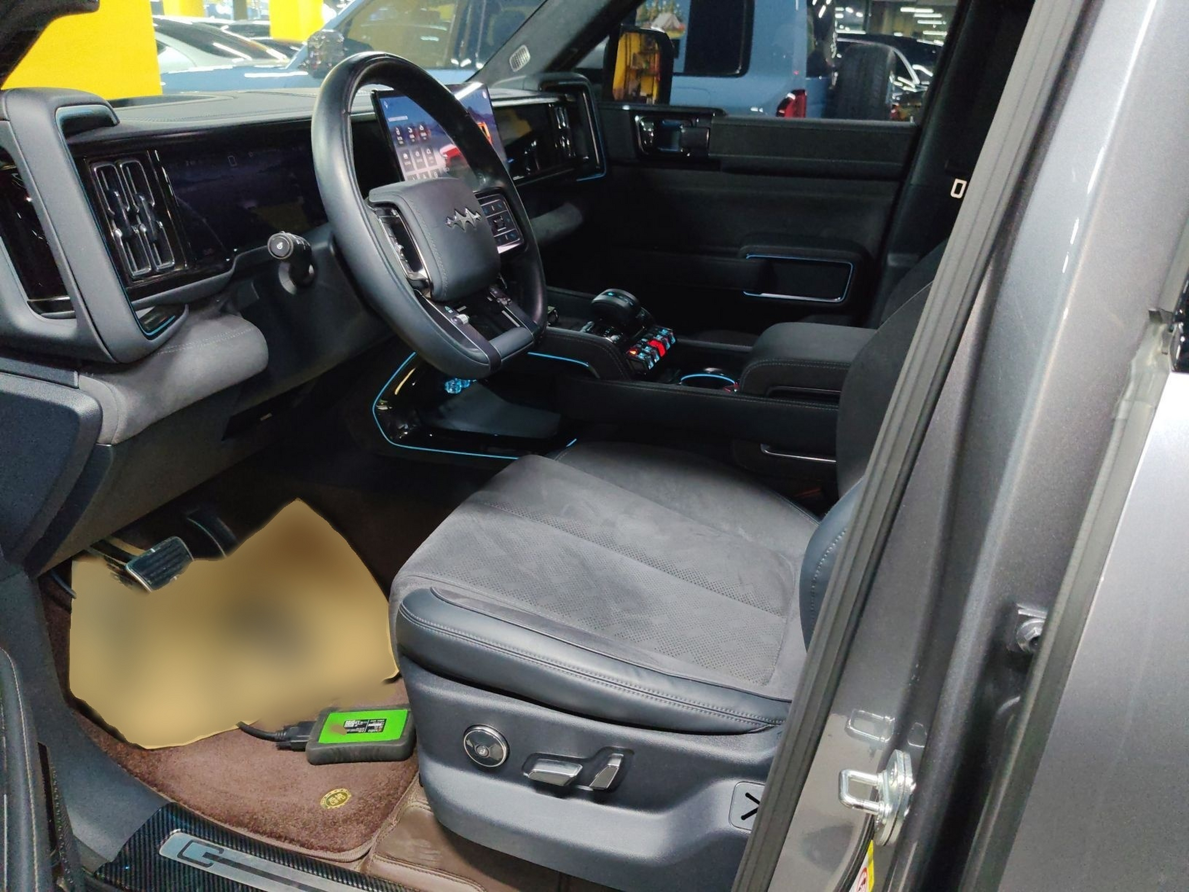 المقاعد الأمامية داخل السيارة