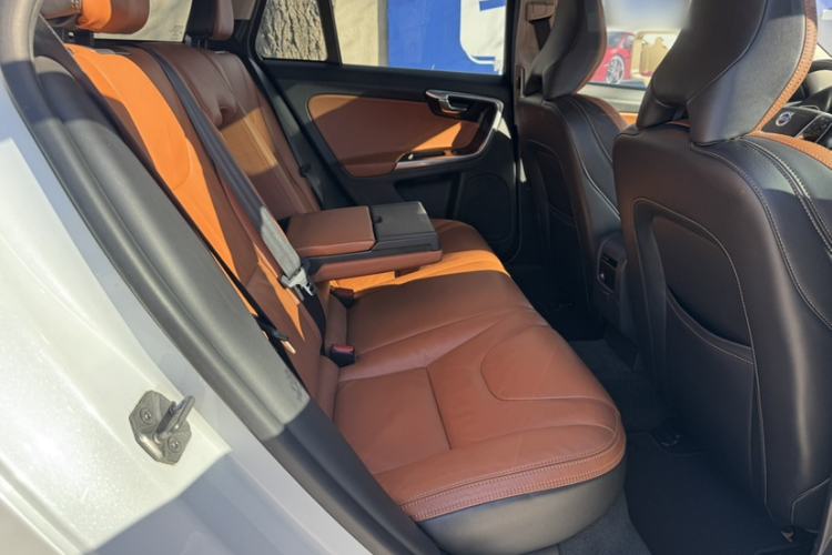 Used Volvo V60 2015 T5 Zhiya Edition
