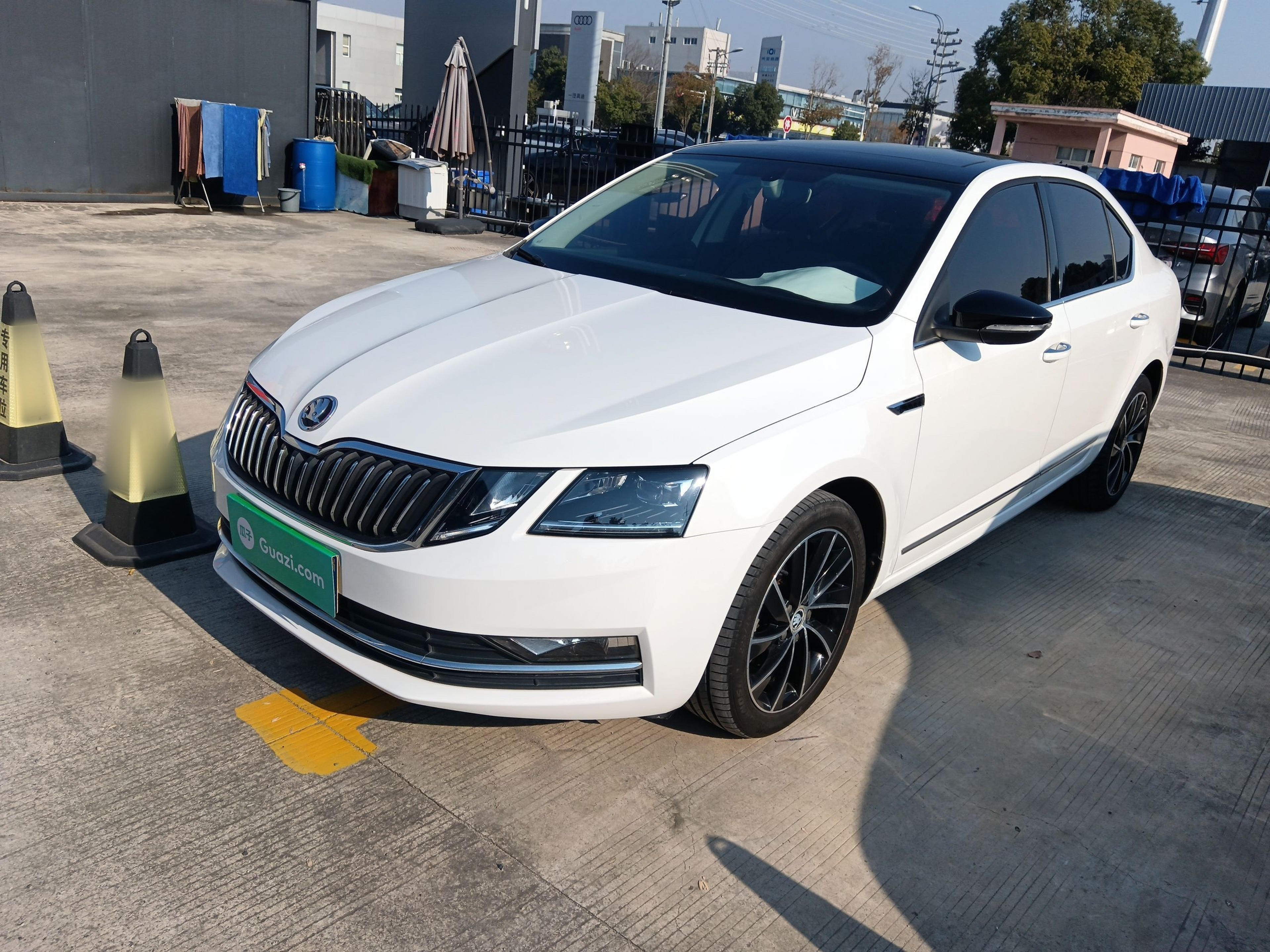 Под передней частью автомобиля