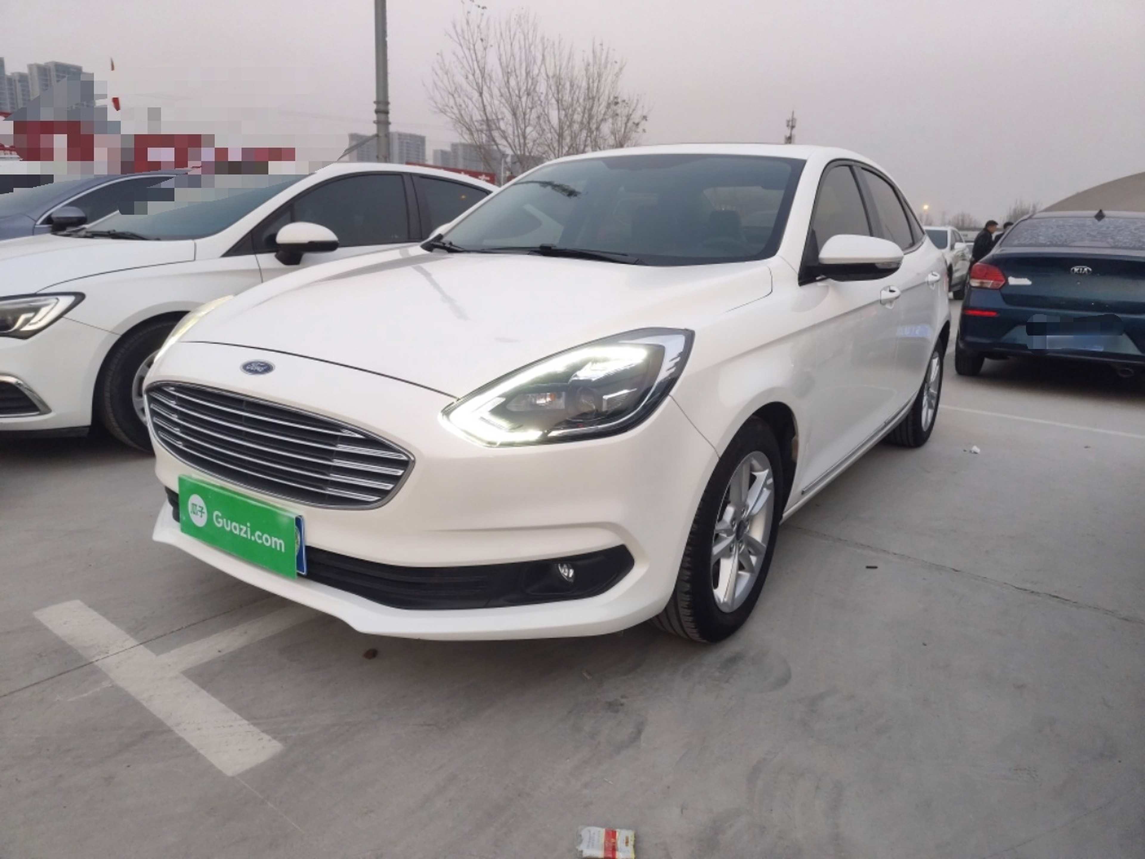 Под передней частью автомобиля