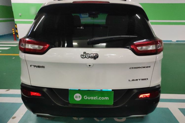 Used  Cherokee 2017 2.4L Leading Smart Edition
