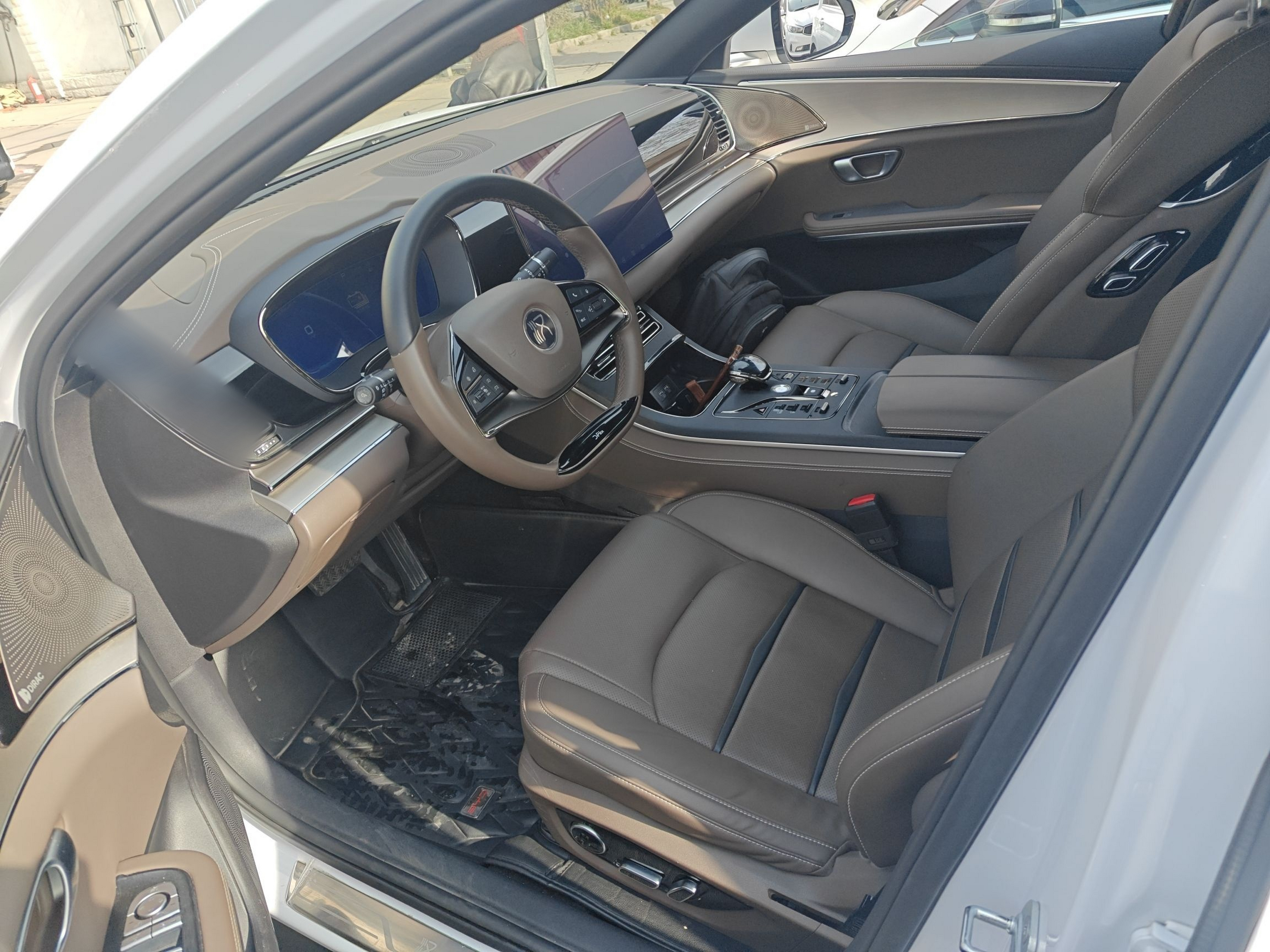 Переднее сиденье в автомобиле