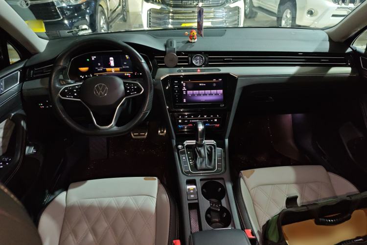 Used Volkswagen Magotan 2023 2 Million Units Limited Edition 330TSI DSG Leading Version
